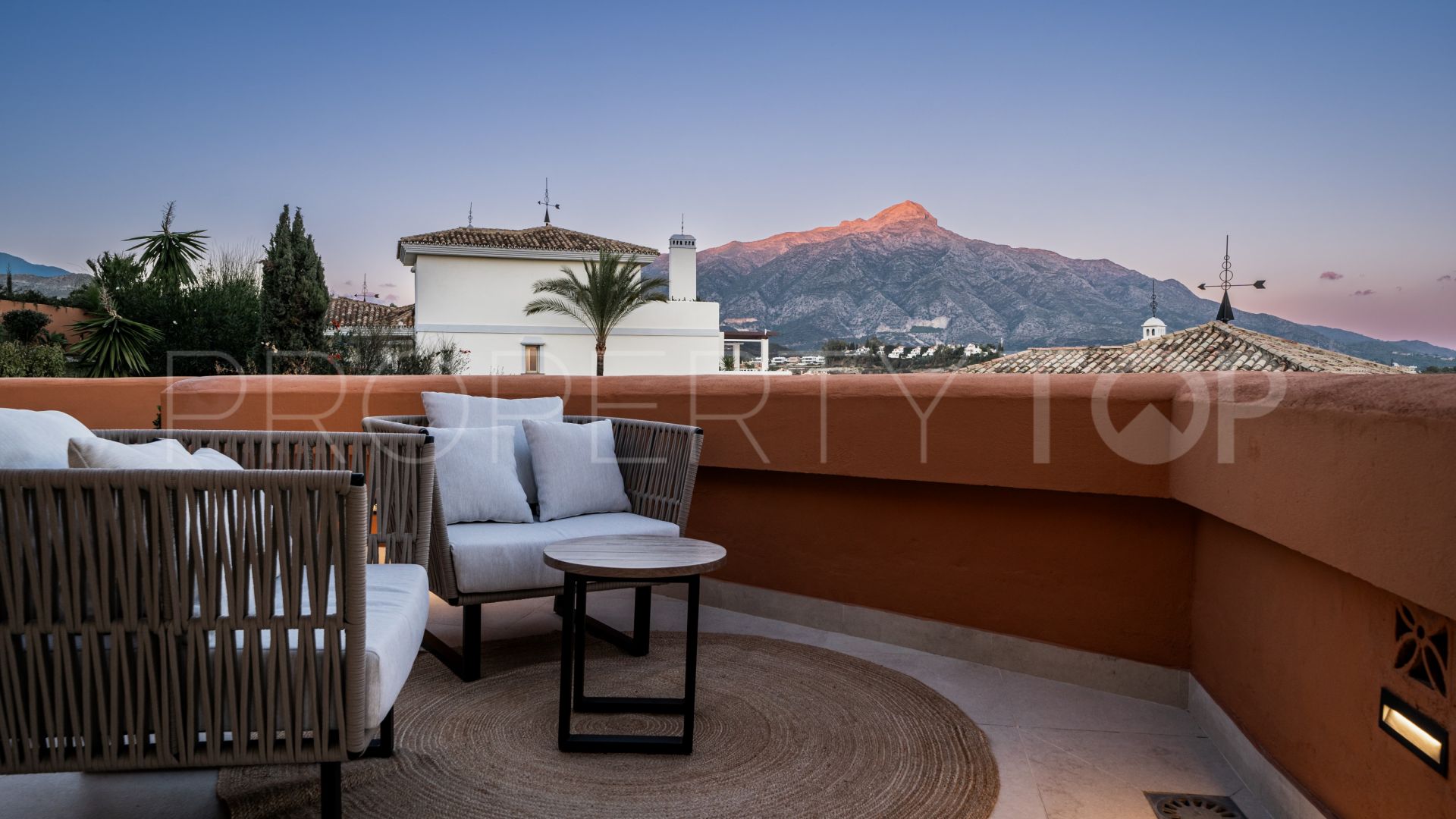 Duplex for sale in Nueva Andalucia with 4 bedrooms