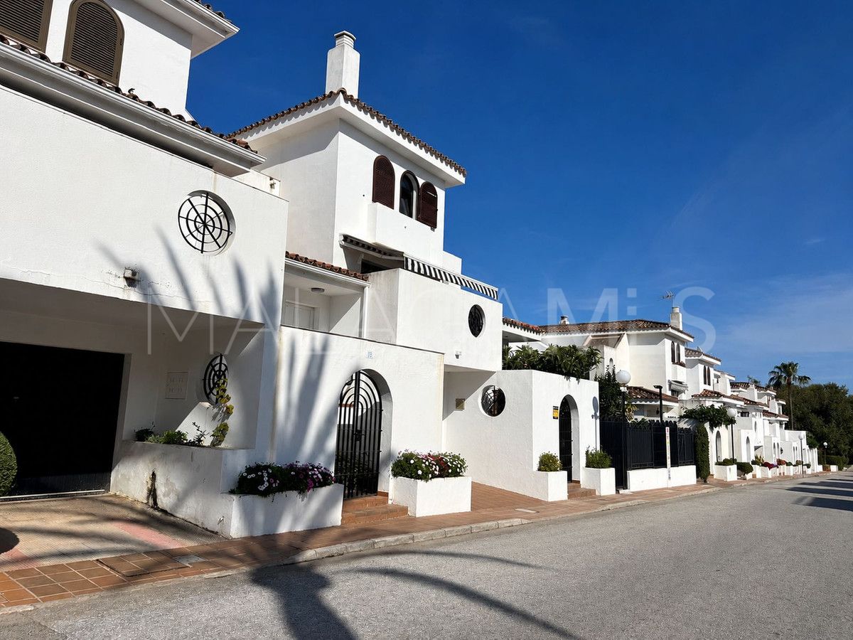 Buy adosado in Beach Side New Golden Mile with 3 bedrooms