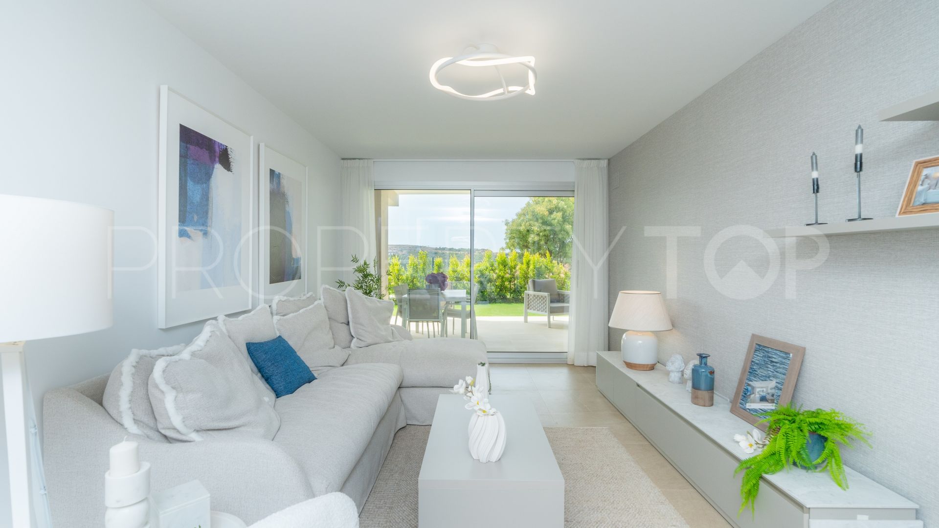 Se vende apartamento planta baja en Estepona Golf con 3 dormitorios