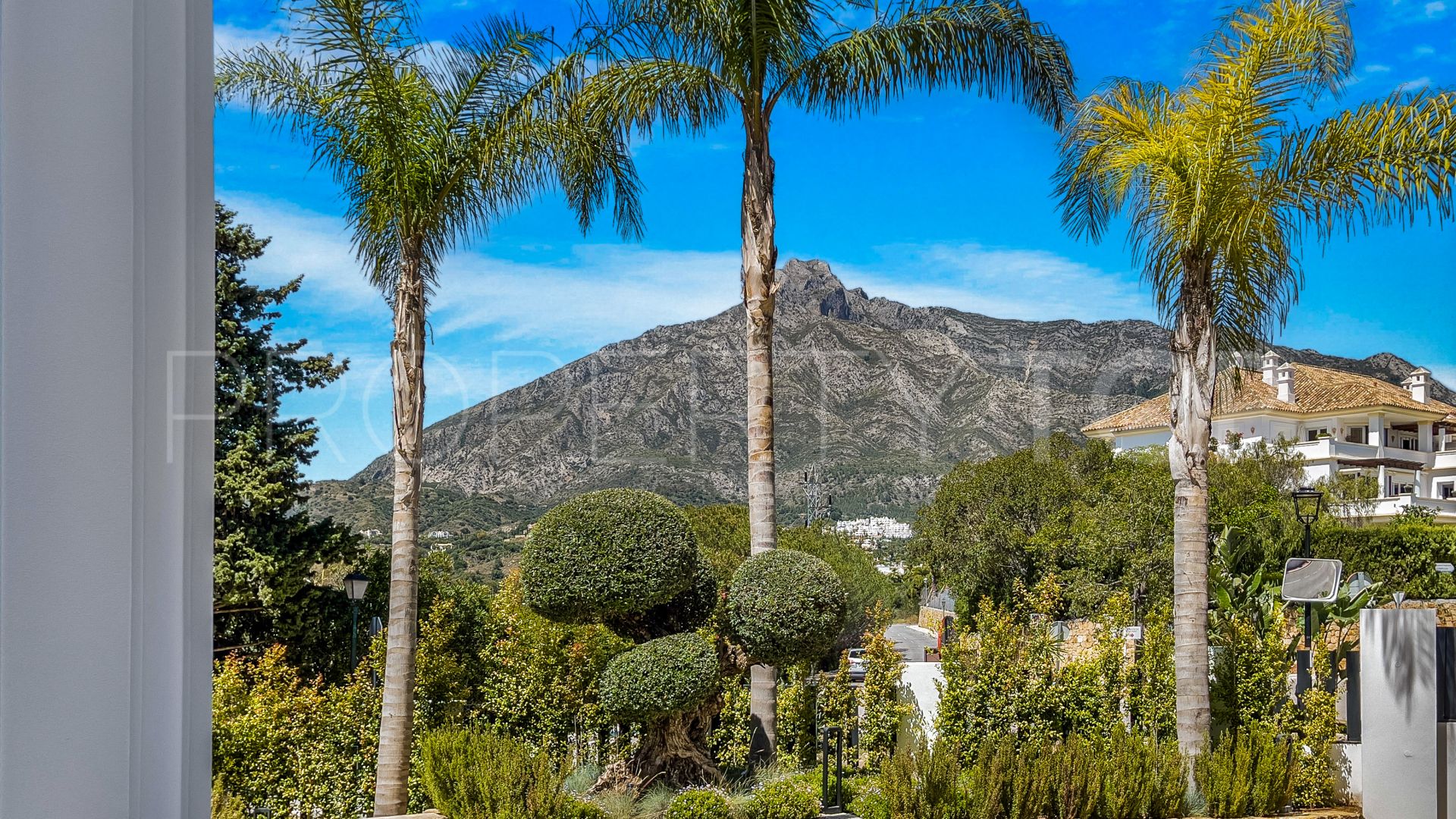 For sale villa with 6 bedrooms in Las Lomas del Marbella Club