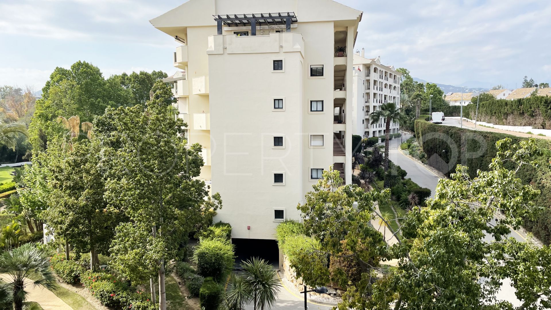 Se vende apartamento de 2 dormitorios en Guadalmina Alta