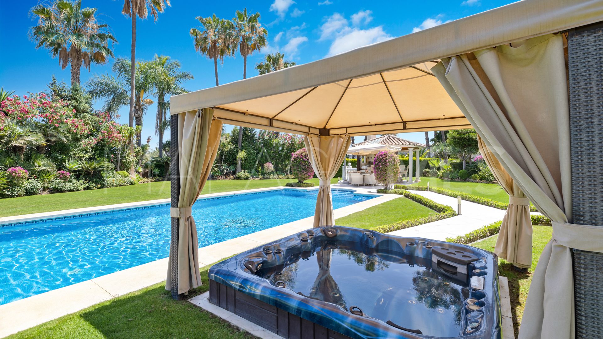 Villa for sale in Marbella - Puerto Banus