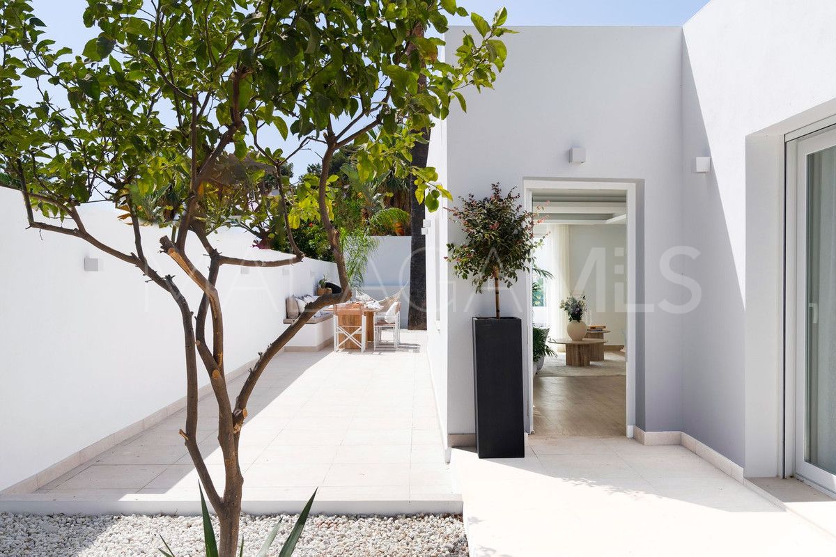 Villa for sale in Nueva Andalucia