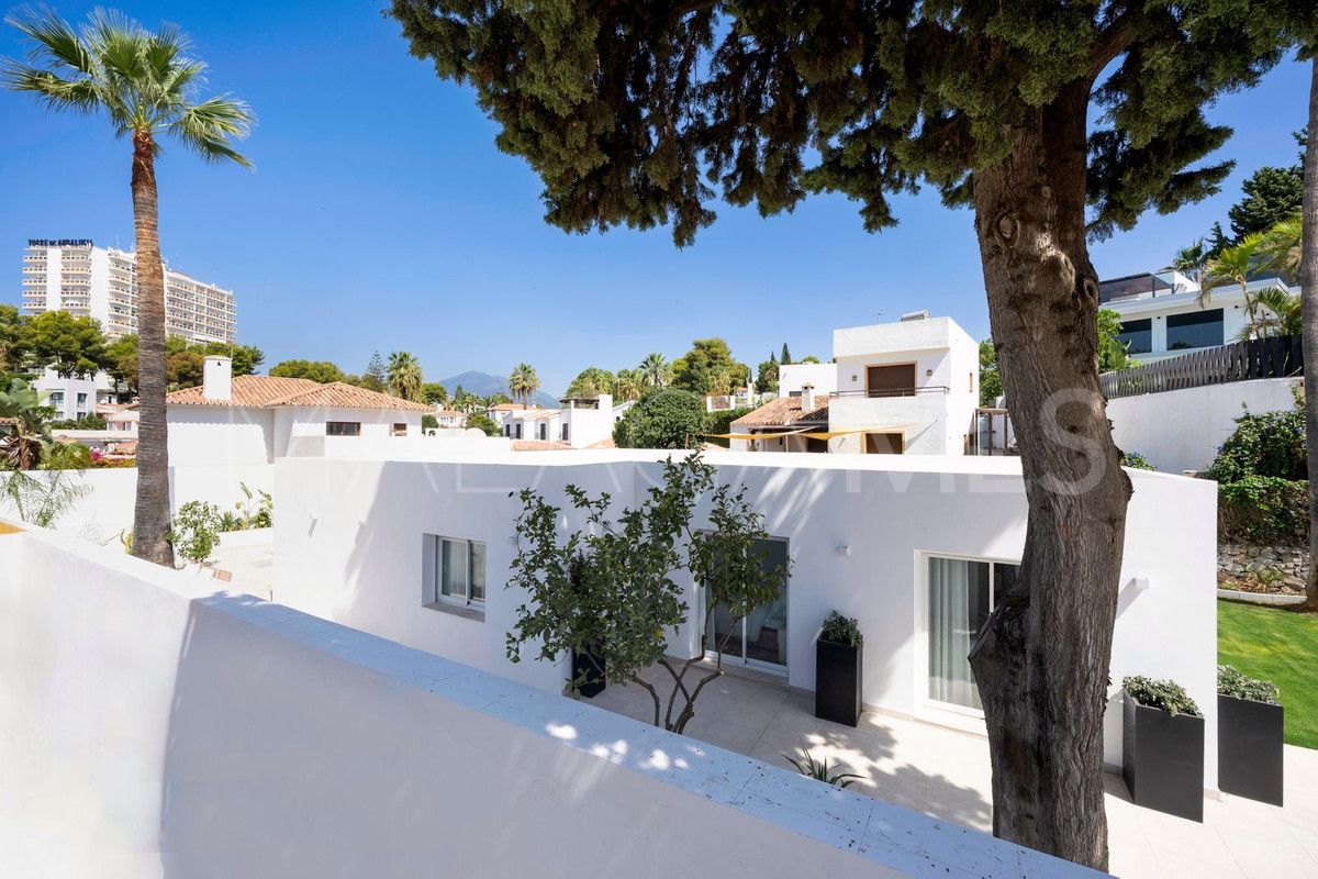 Villa for sale in Nueva Andalucia