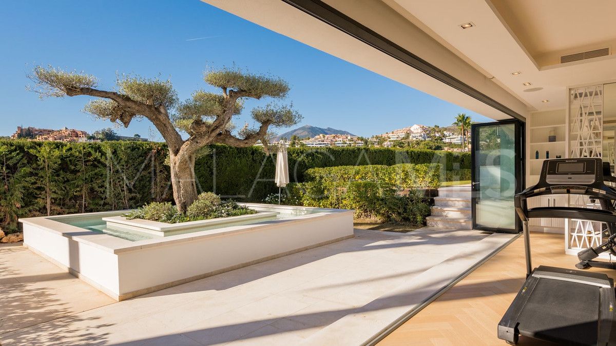 Villa for sale in Nueva Andalucia