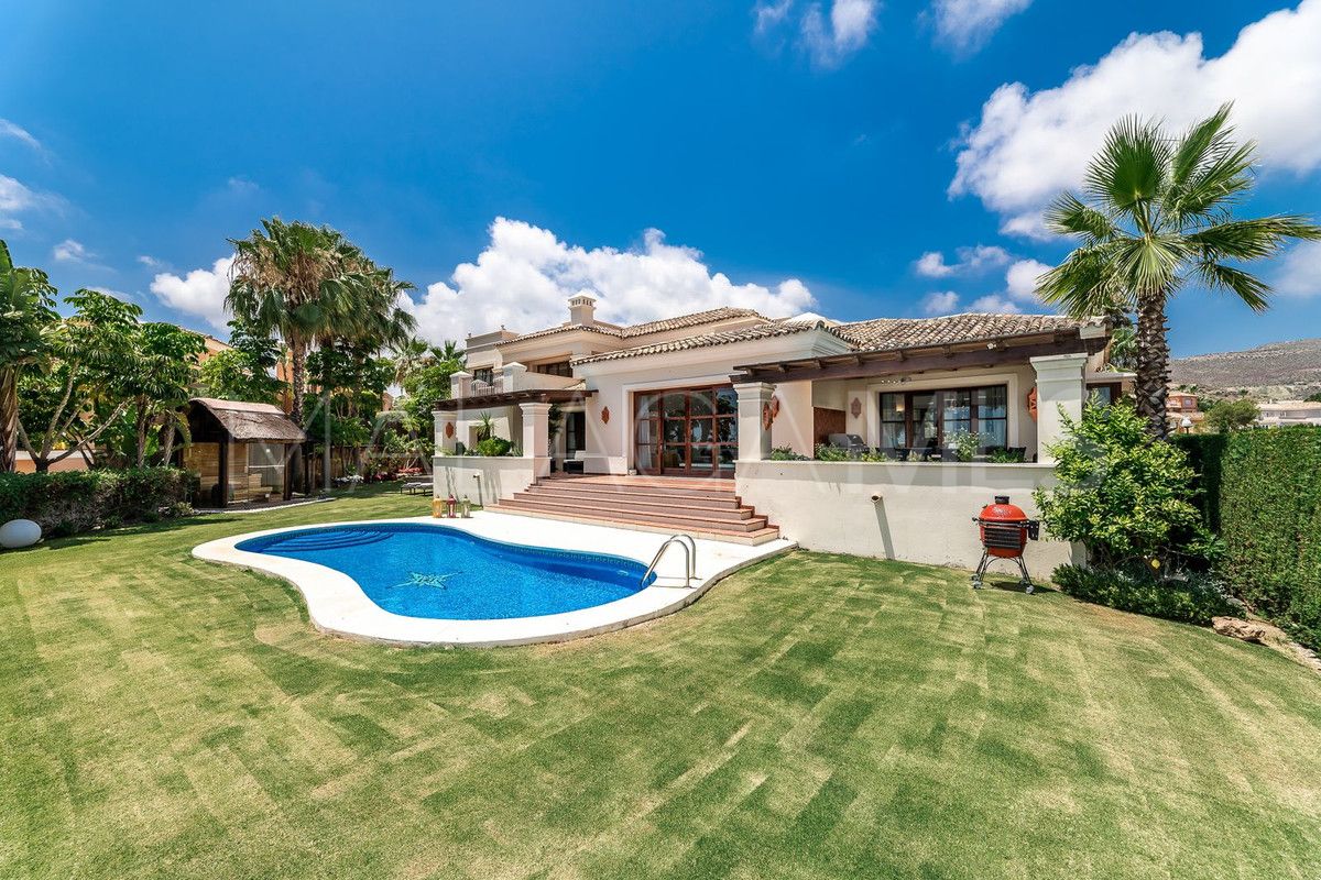 Villa for sale in Nueva Andalucia