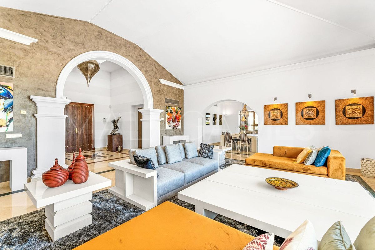 Villa for sale in Nueva Andalucia