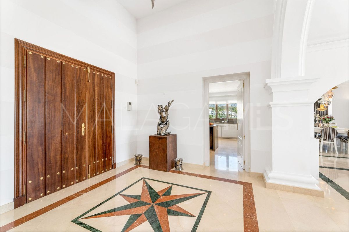 Villa for sale in Nueva Andalucia