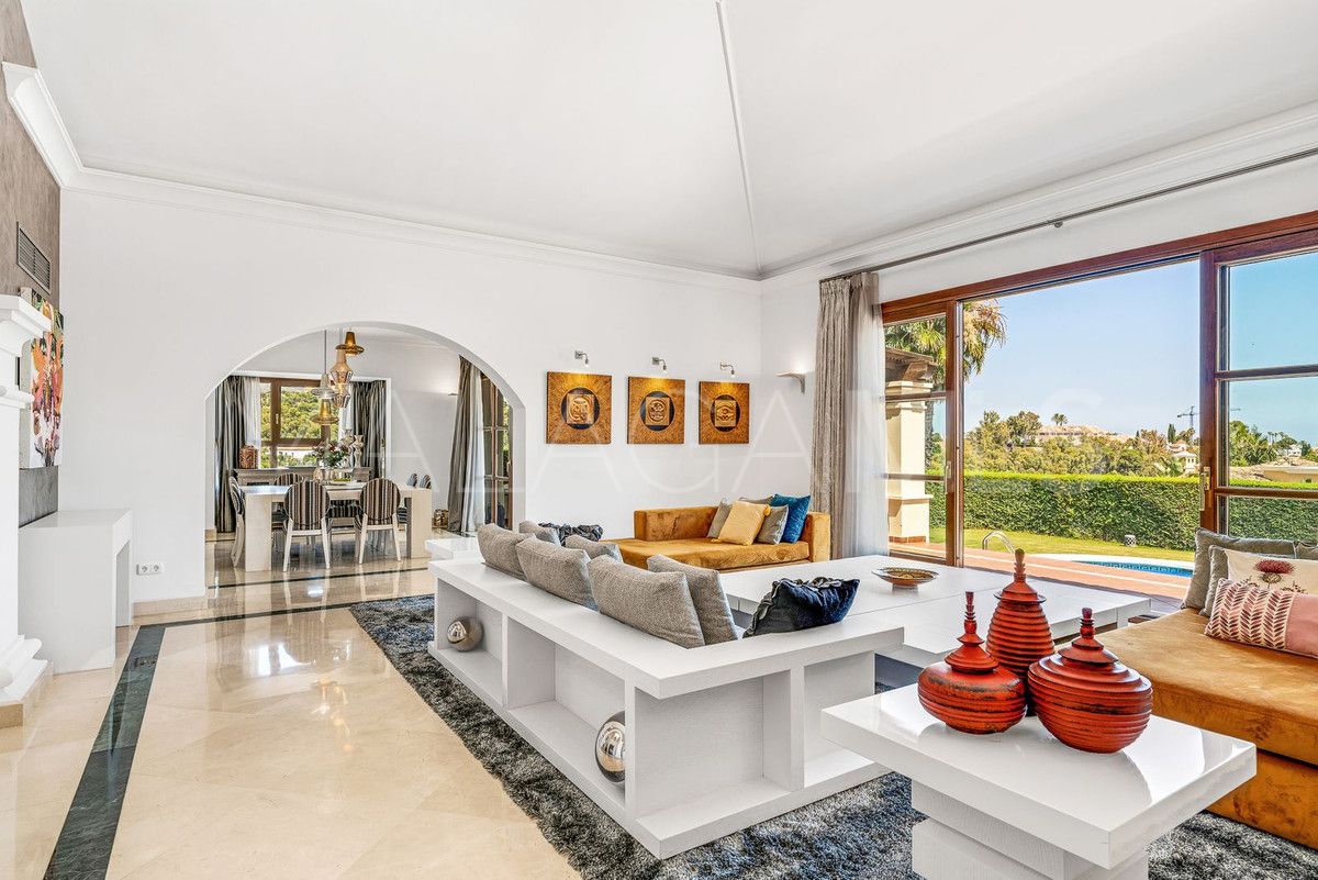 Villa for sale in Nueva Andalucia