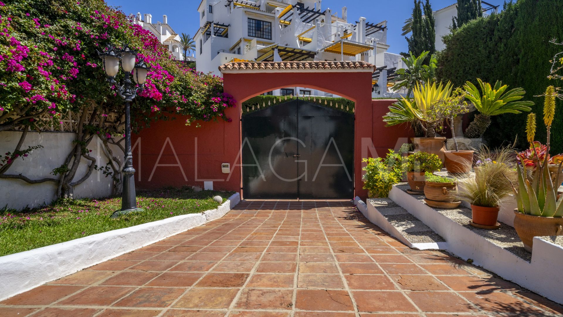 For sale villa in Nueva Andalucia