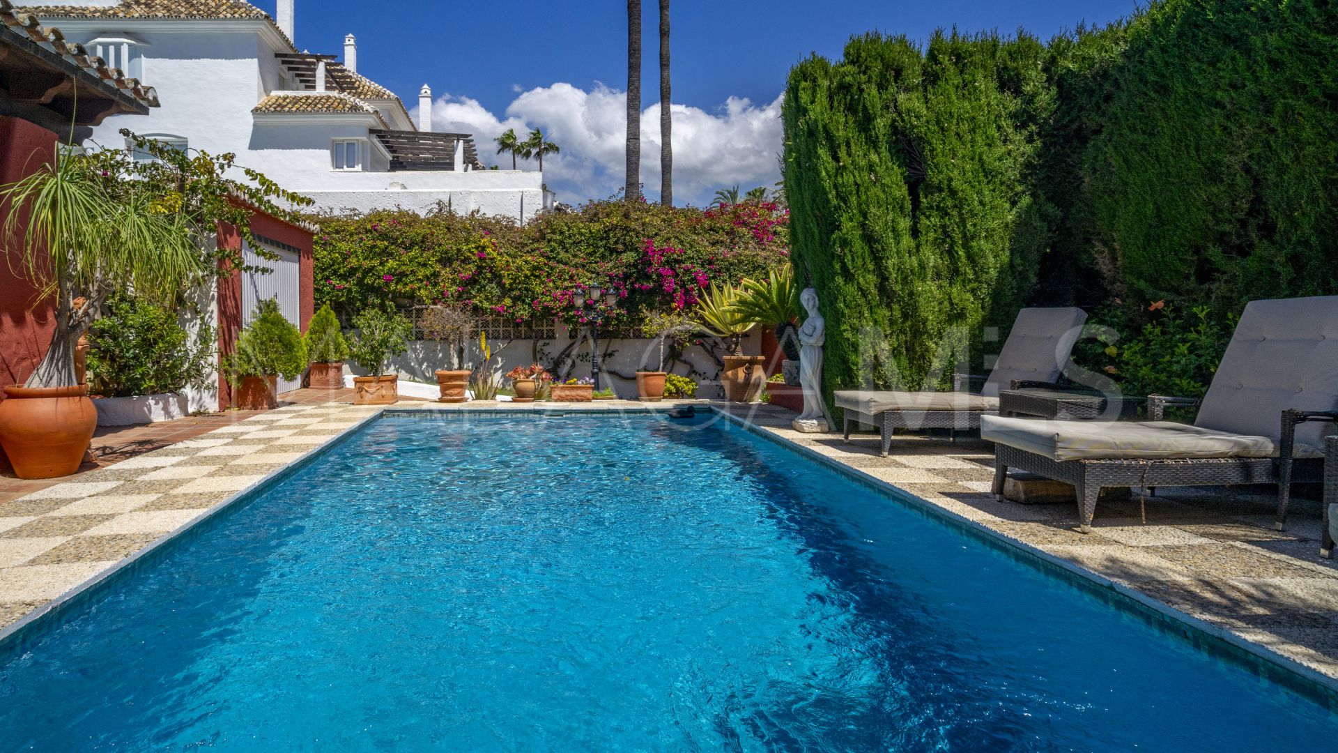 For sale villa in Nueva Andalucia