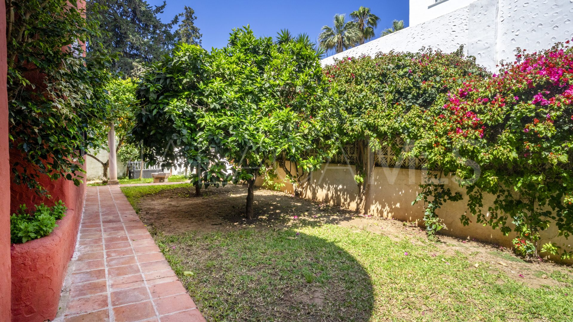 For sale villa in Nueva Andalucia
