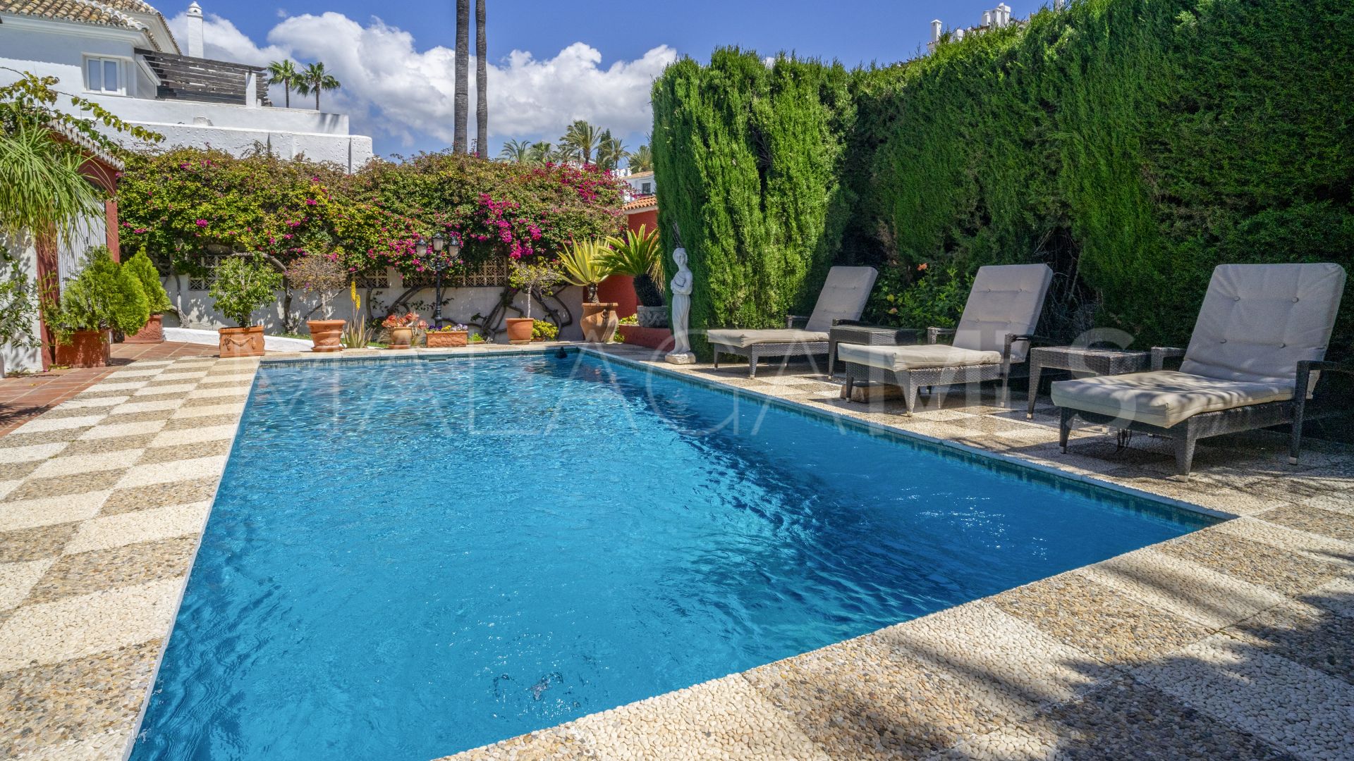 For sale villa in Nueva Andalucia