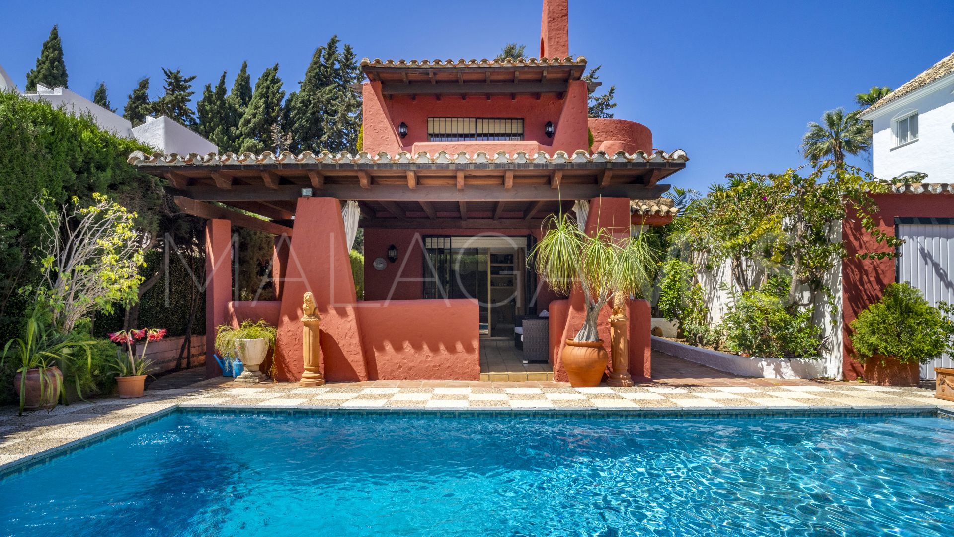 For sale villa in Nueva Andalucia