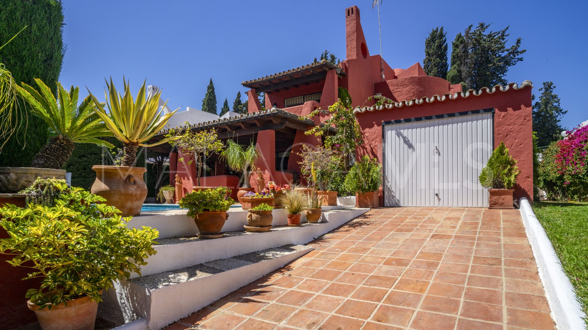 For sale villa in Nueva Andalucia