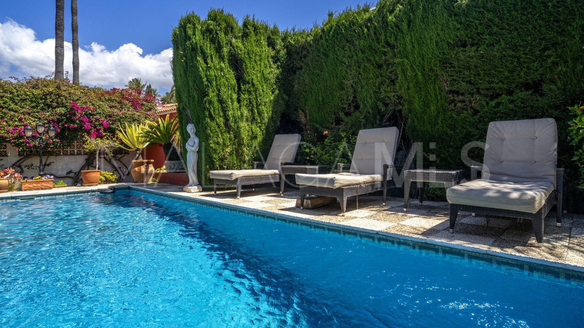 For sale villa in Nueva Andalucia