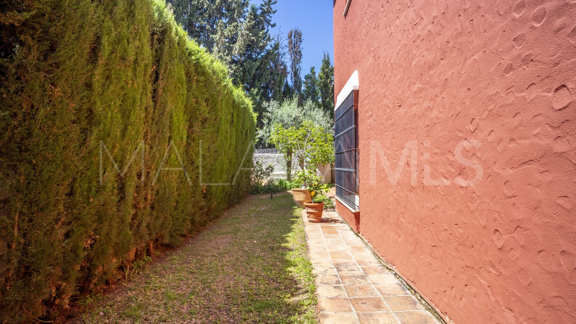 For sale villa in Nueva Andalucia