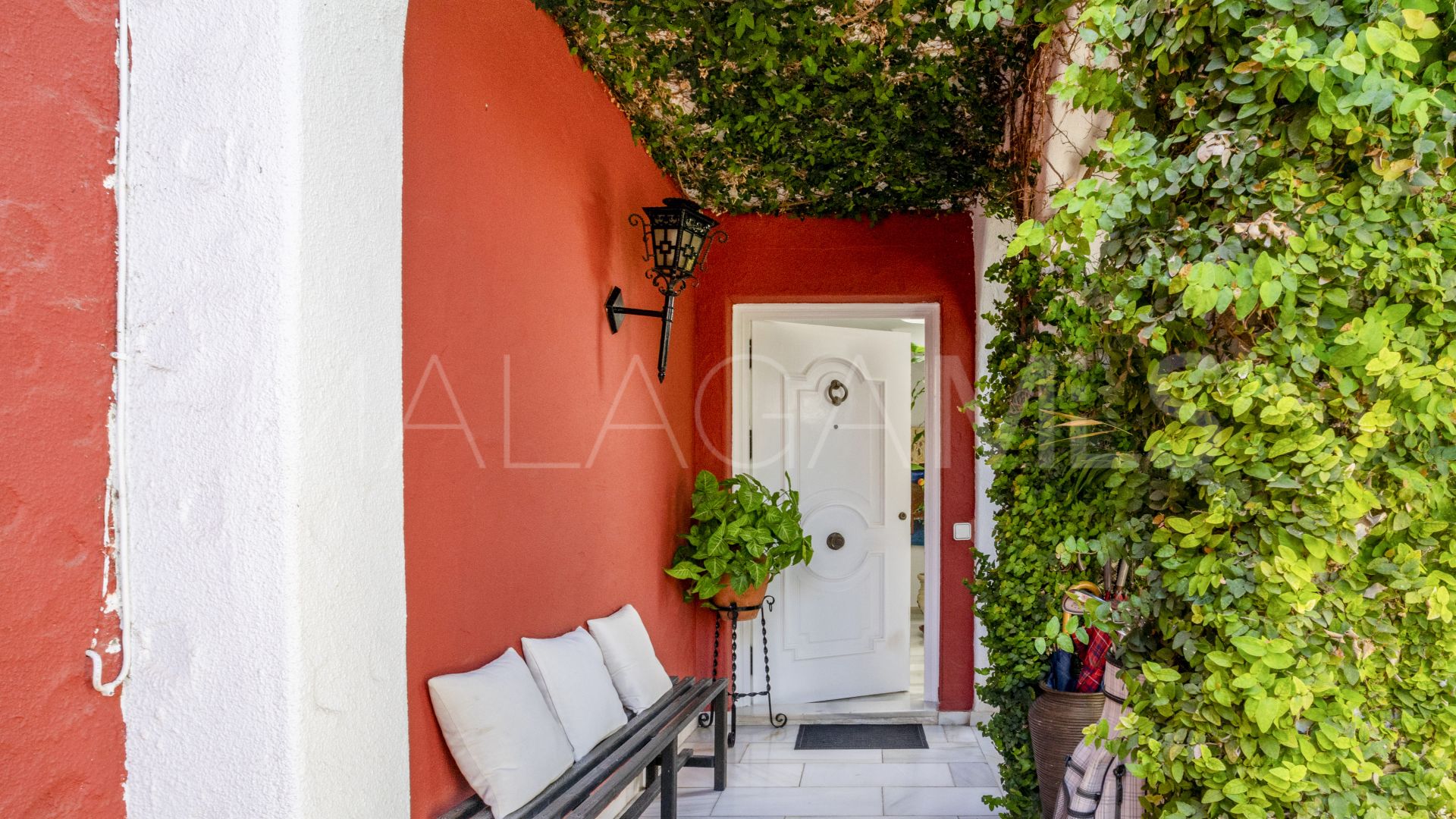 For sale villa in Nueva Andalucia