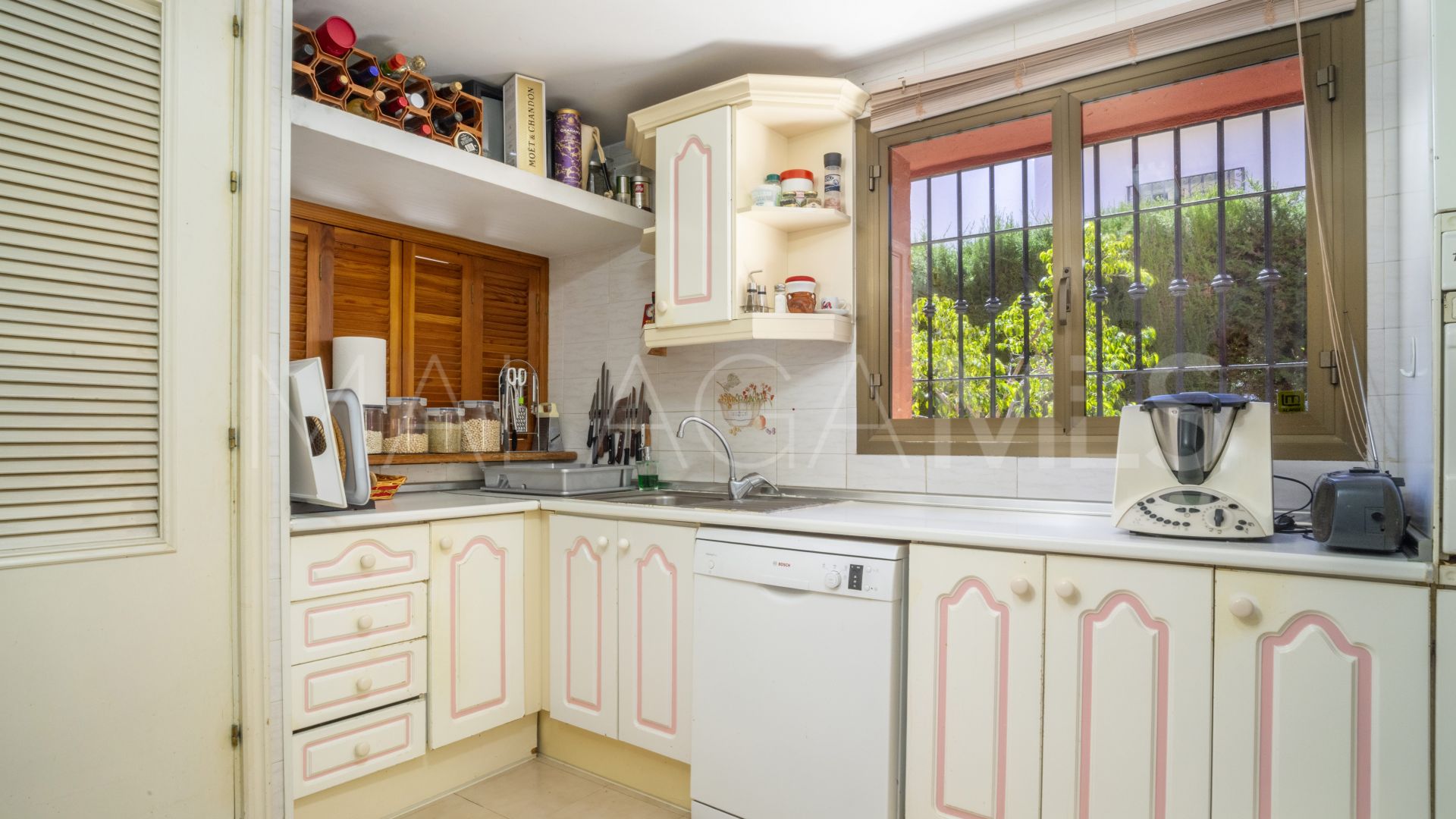 For sale villa in Nueva Andalucia