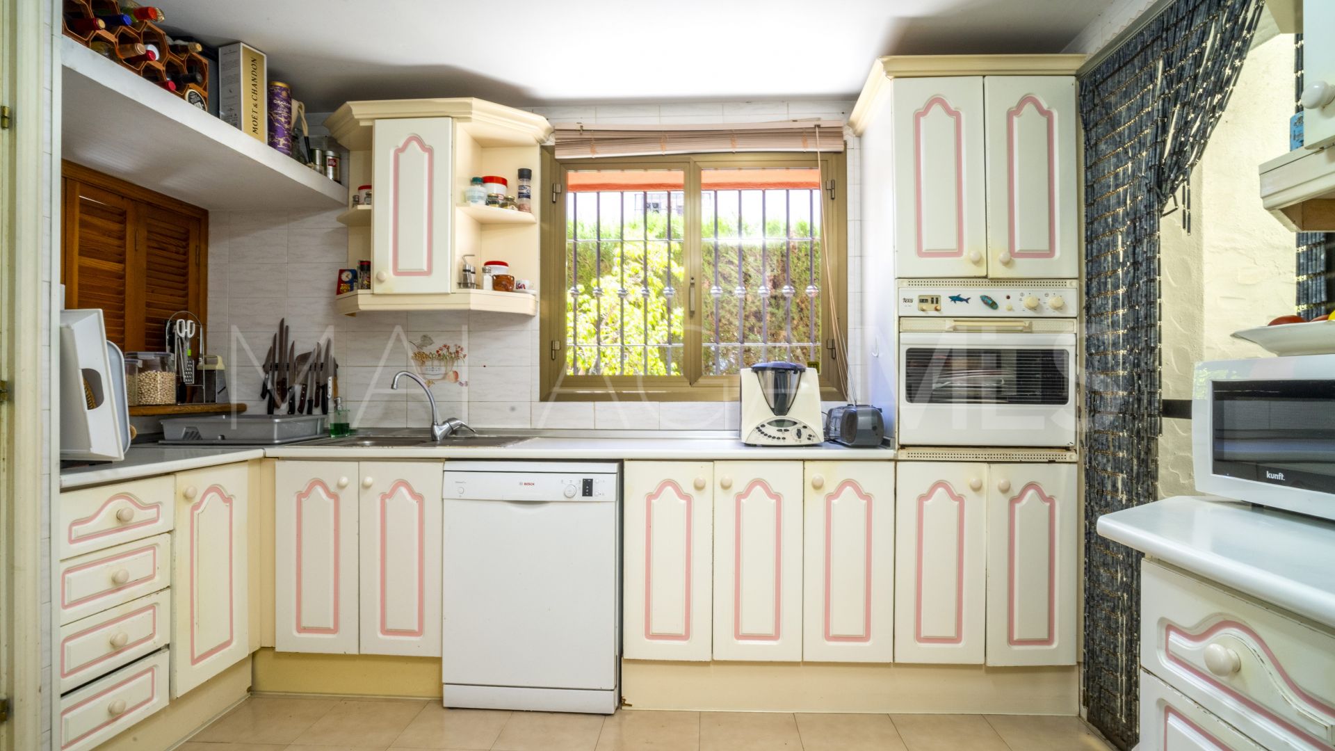 For sale villa in Nueva Andalucia