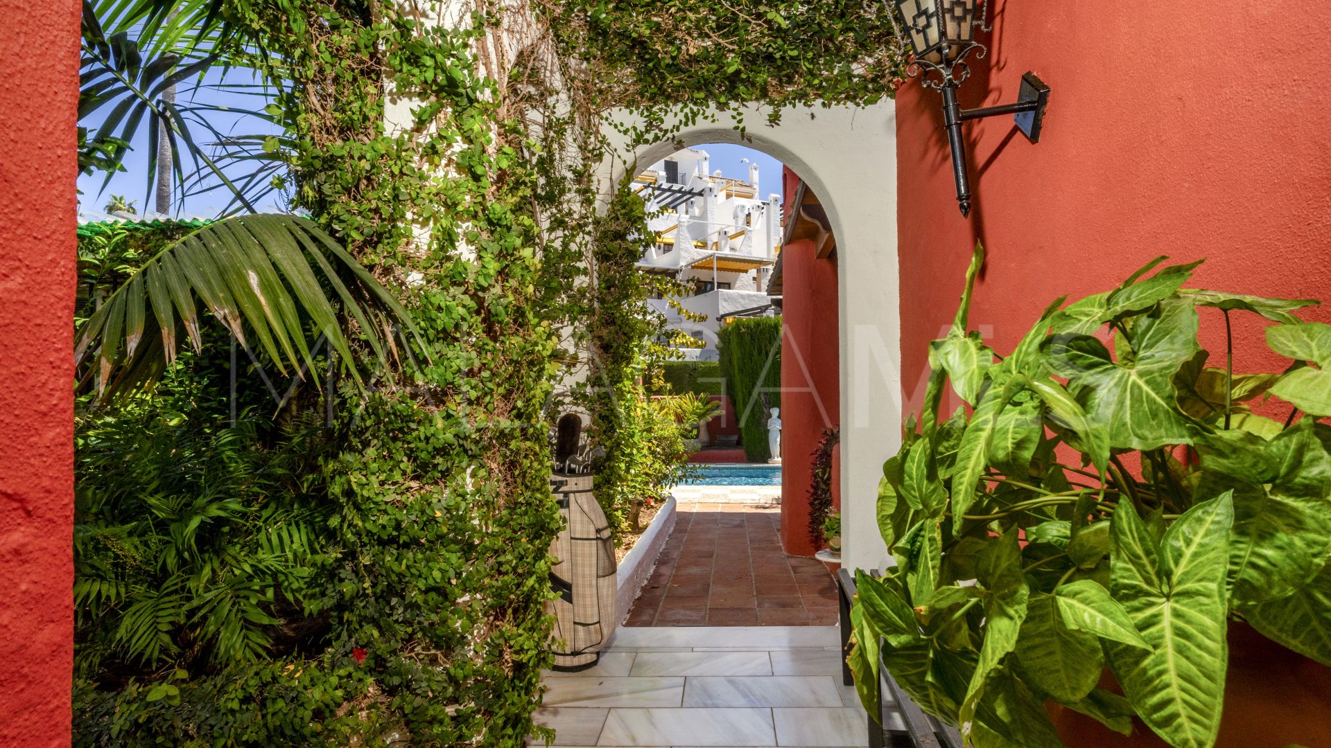 For sale villa in Nueva Andalucia