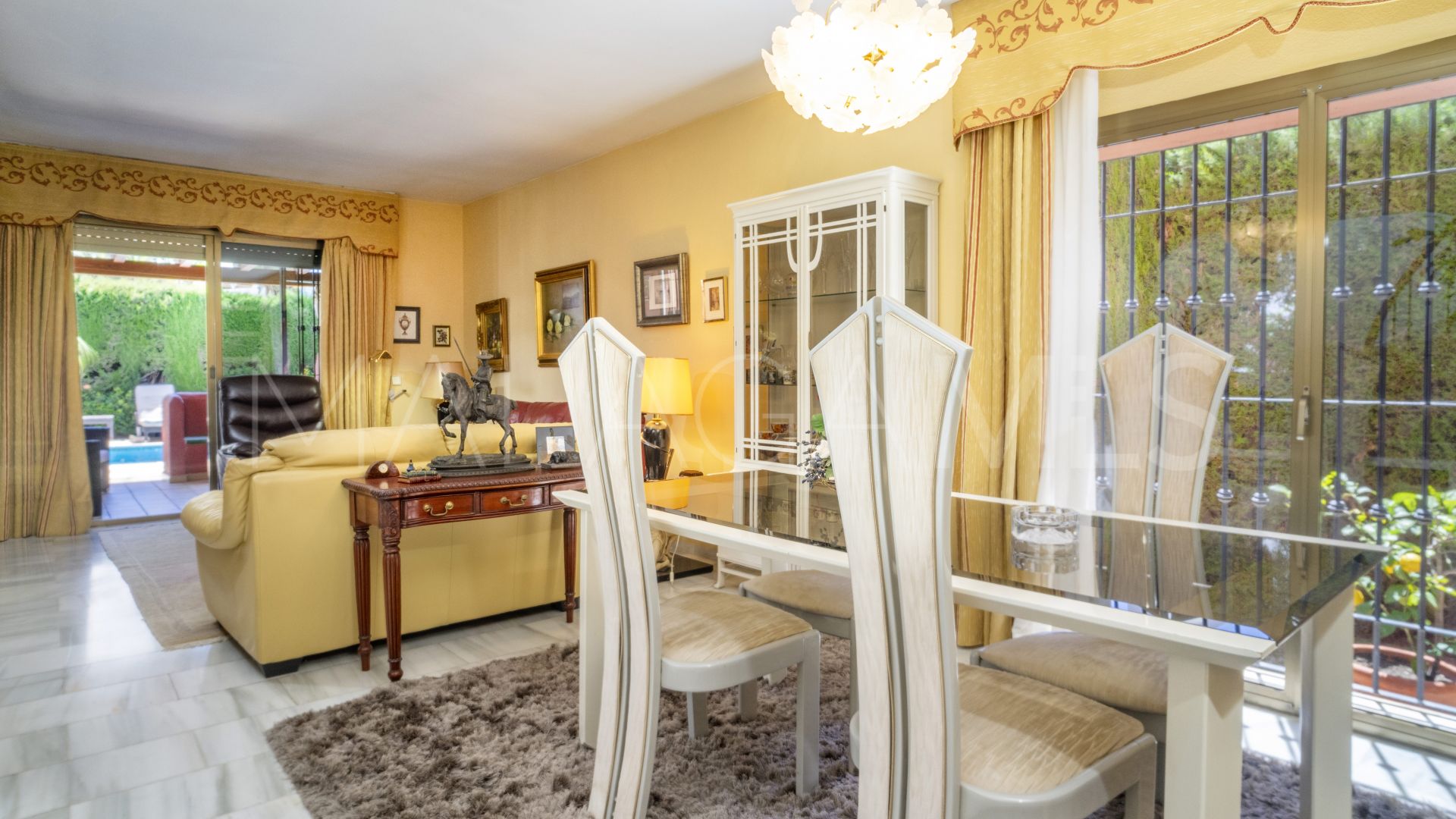 For sale villa in Nueva Andalucia