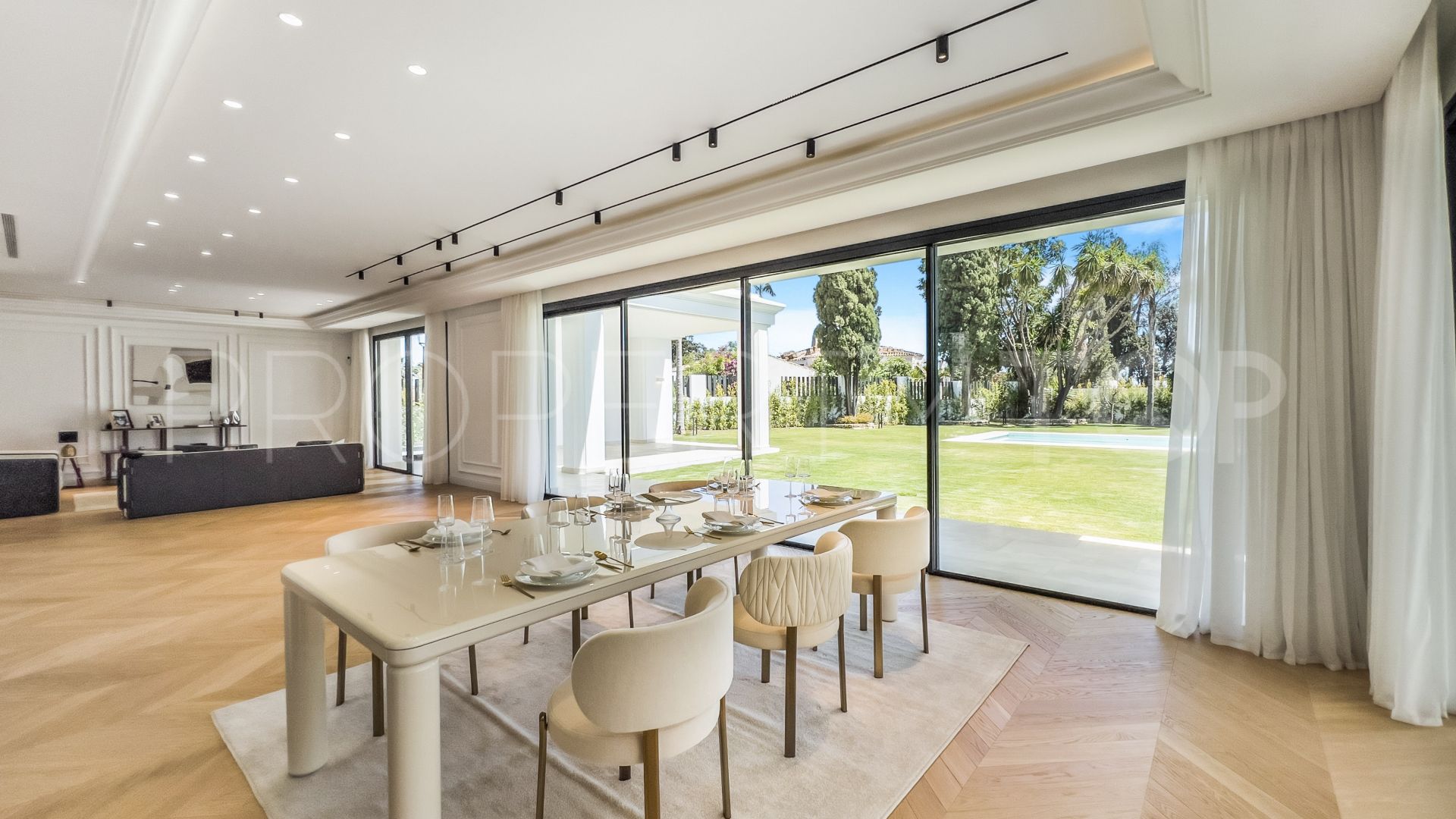 Se vende villa con 6 dormitorios en Las Lomas del Marbella Club