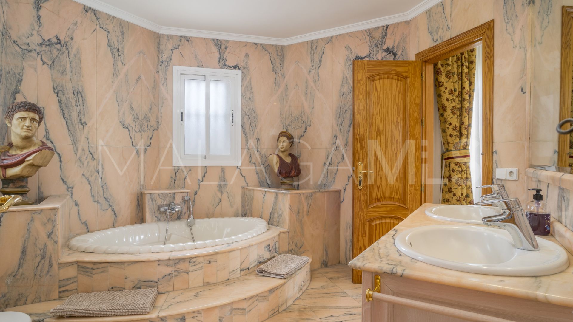 Pareado a la venta de 5 bedrooms in San Pedro de Alcantara