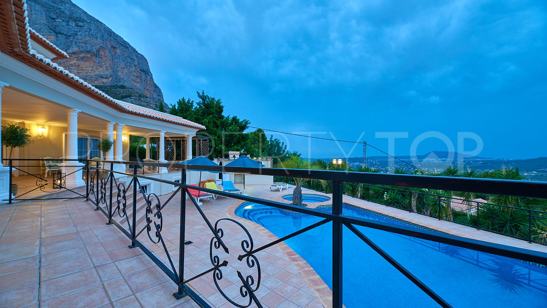 For sale villa with 7 bedrooms in Montgó