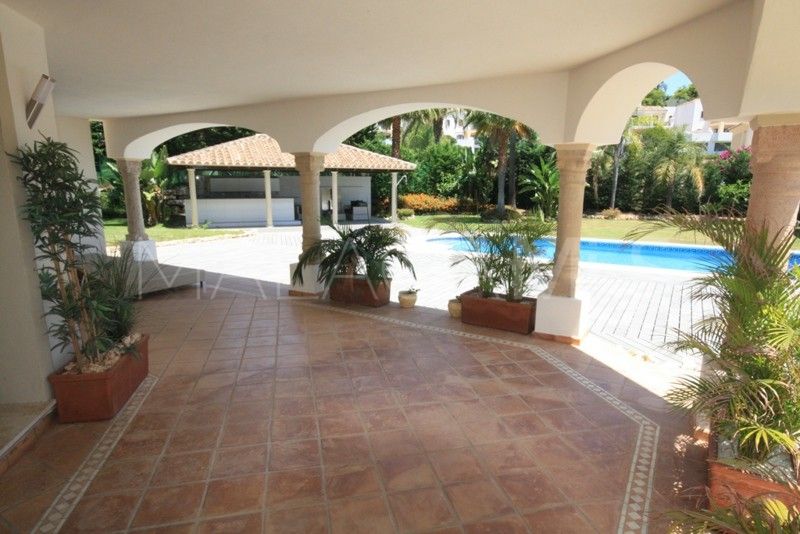 Buy villa in Los Arqueros with 6 bedrooms