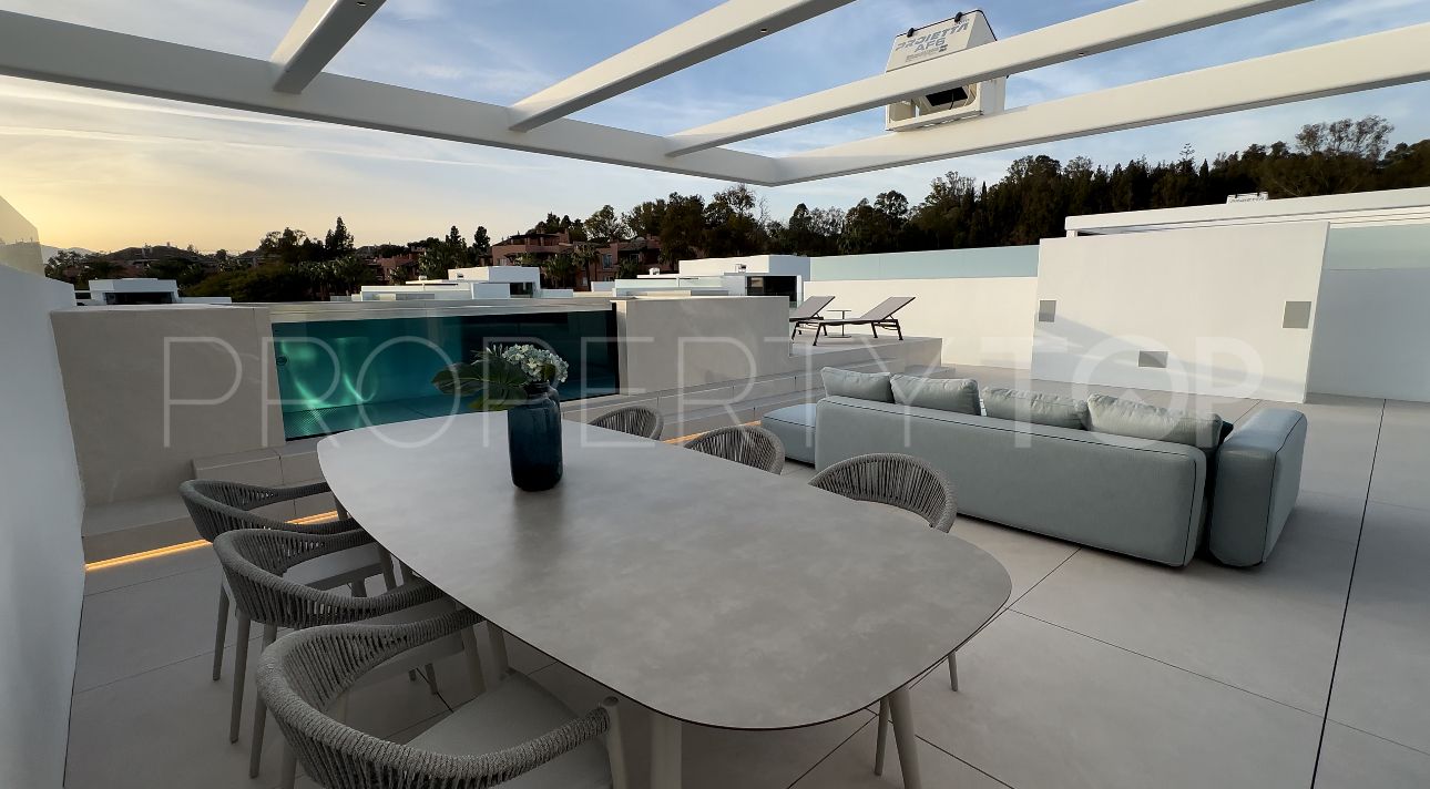 For sale semi detached villa with 4 bedrooms in Marbella Golden Mile