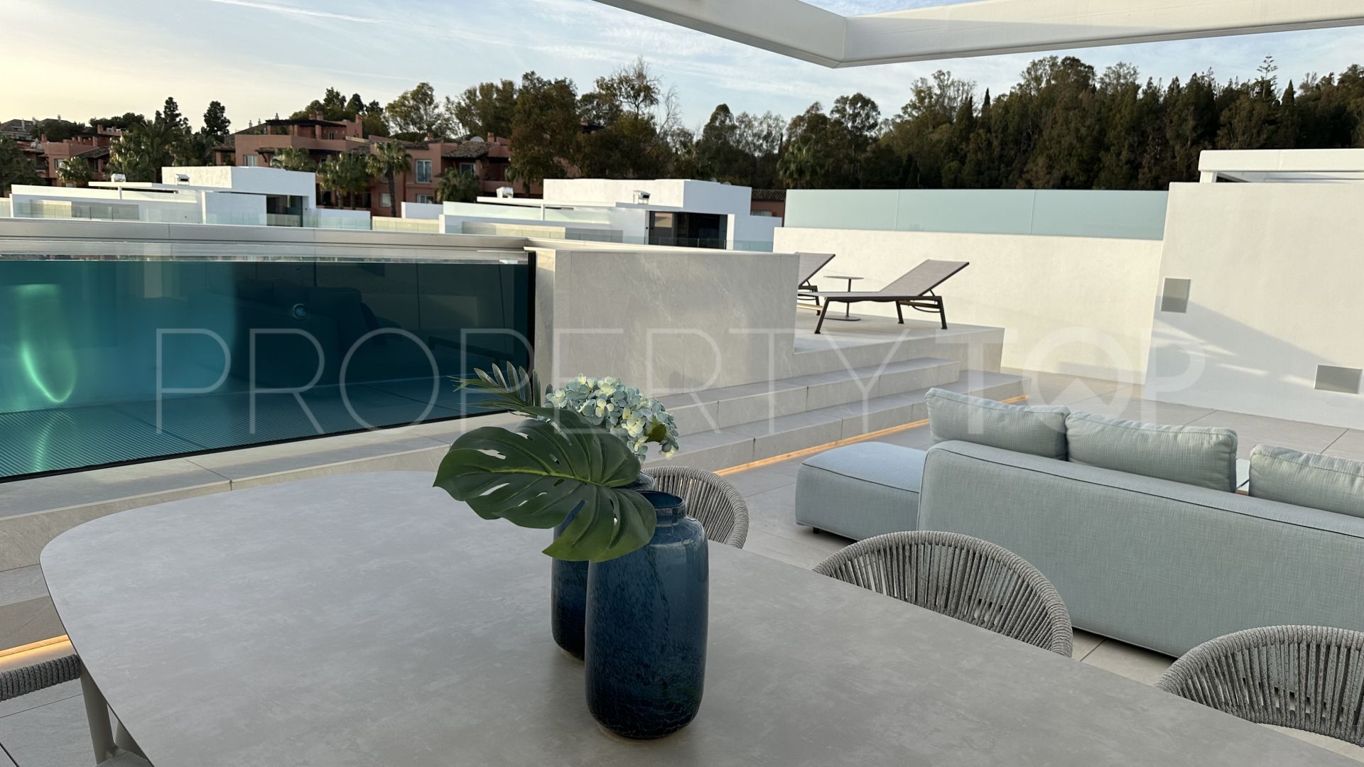For sale semi detached villa with 4 bedrooms in Marbella Golden Mile