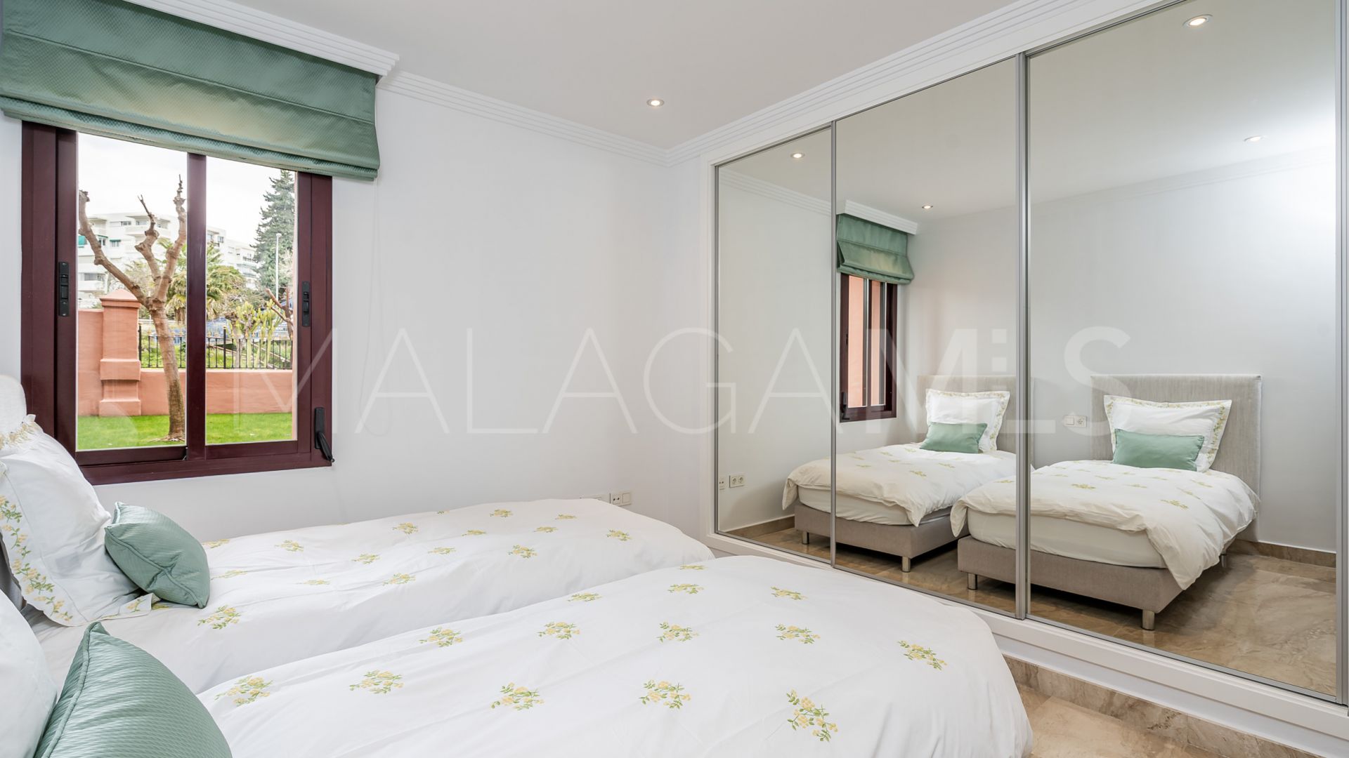 For sale ground floor apartment with 4 bedrooms in Las Nayades