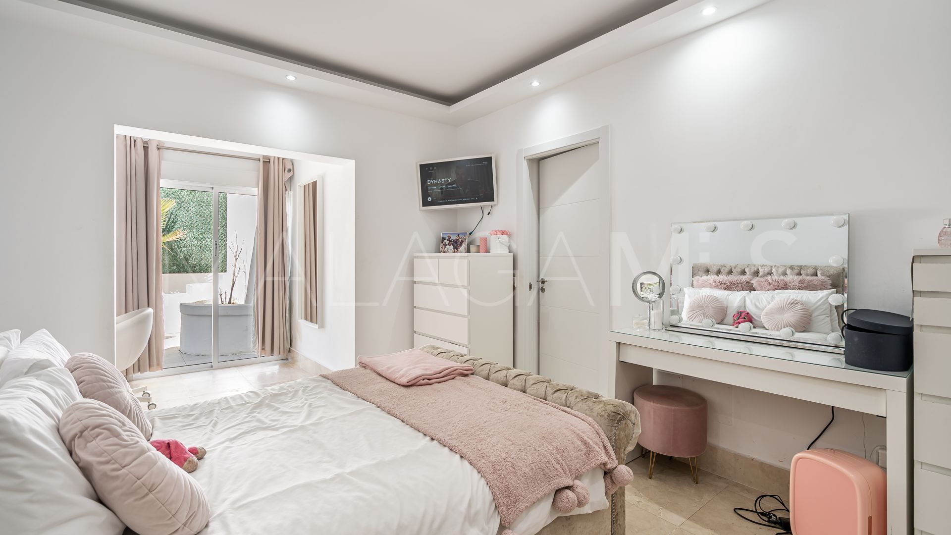 Villa for sale in El Campanario with 5 bedrooms