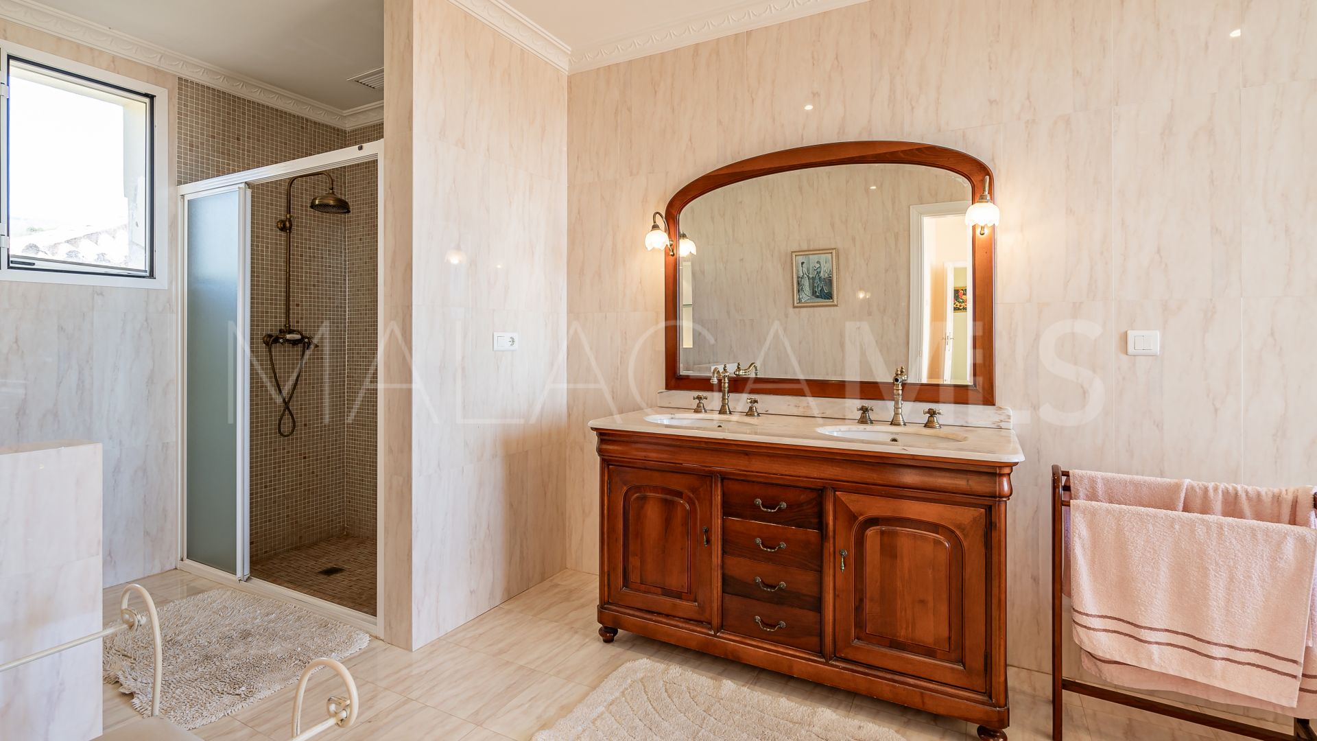 Villa for sale in Forest Hills