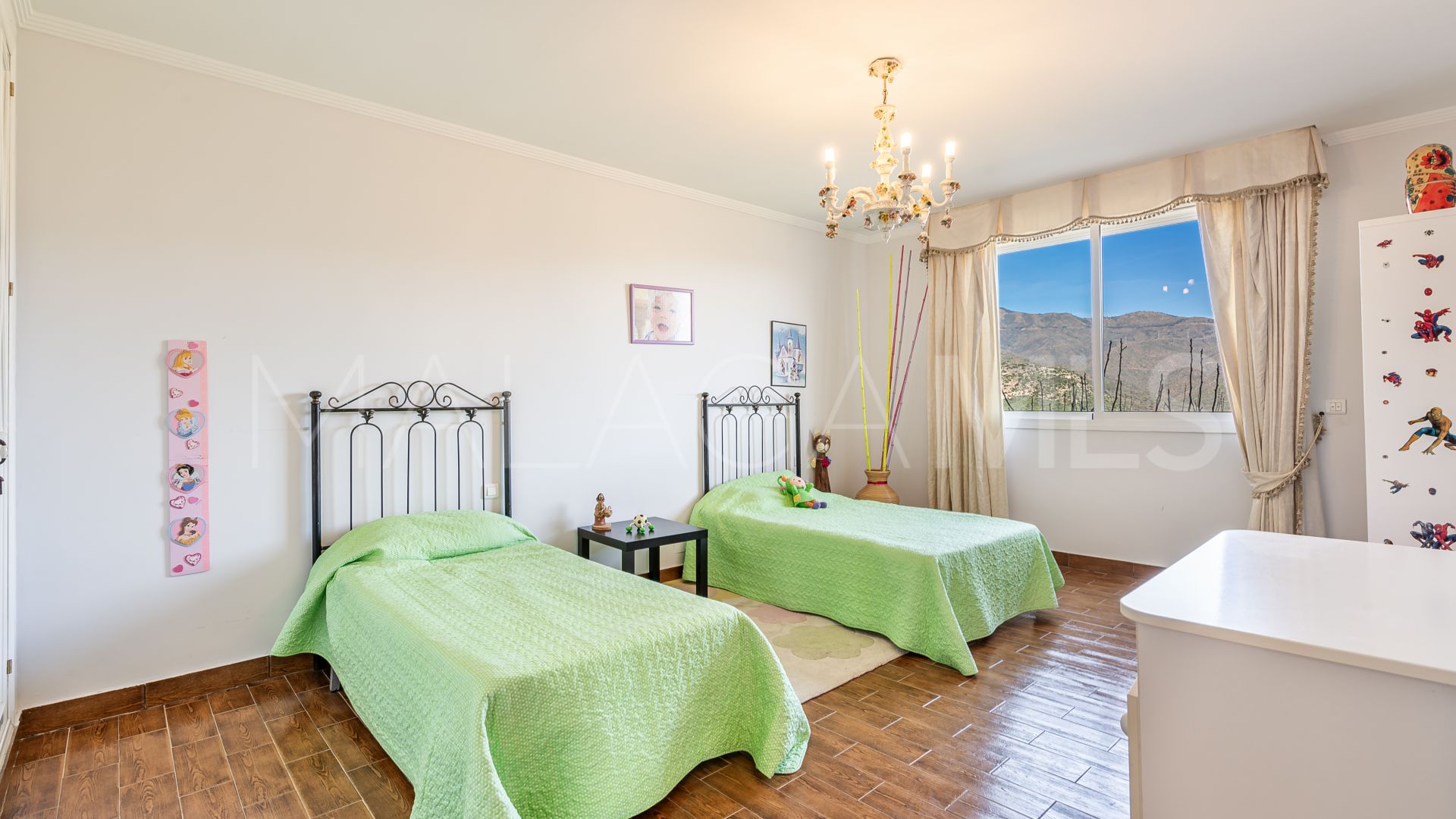 Villa for sale in Forest Hills