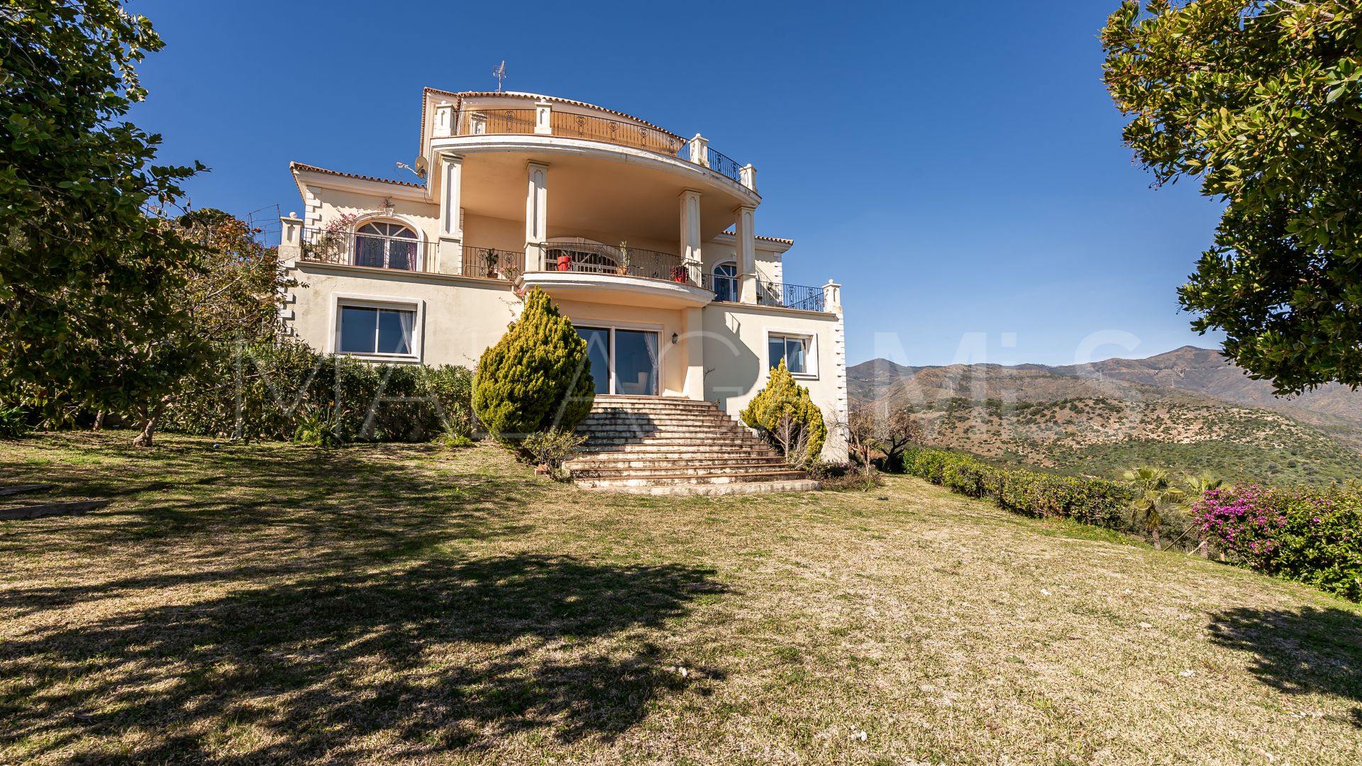 Villa for sale in Forest Hills