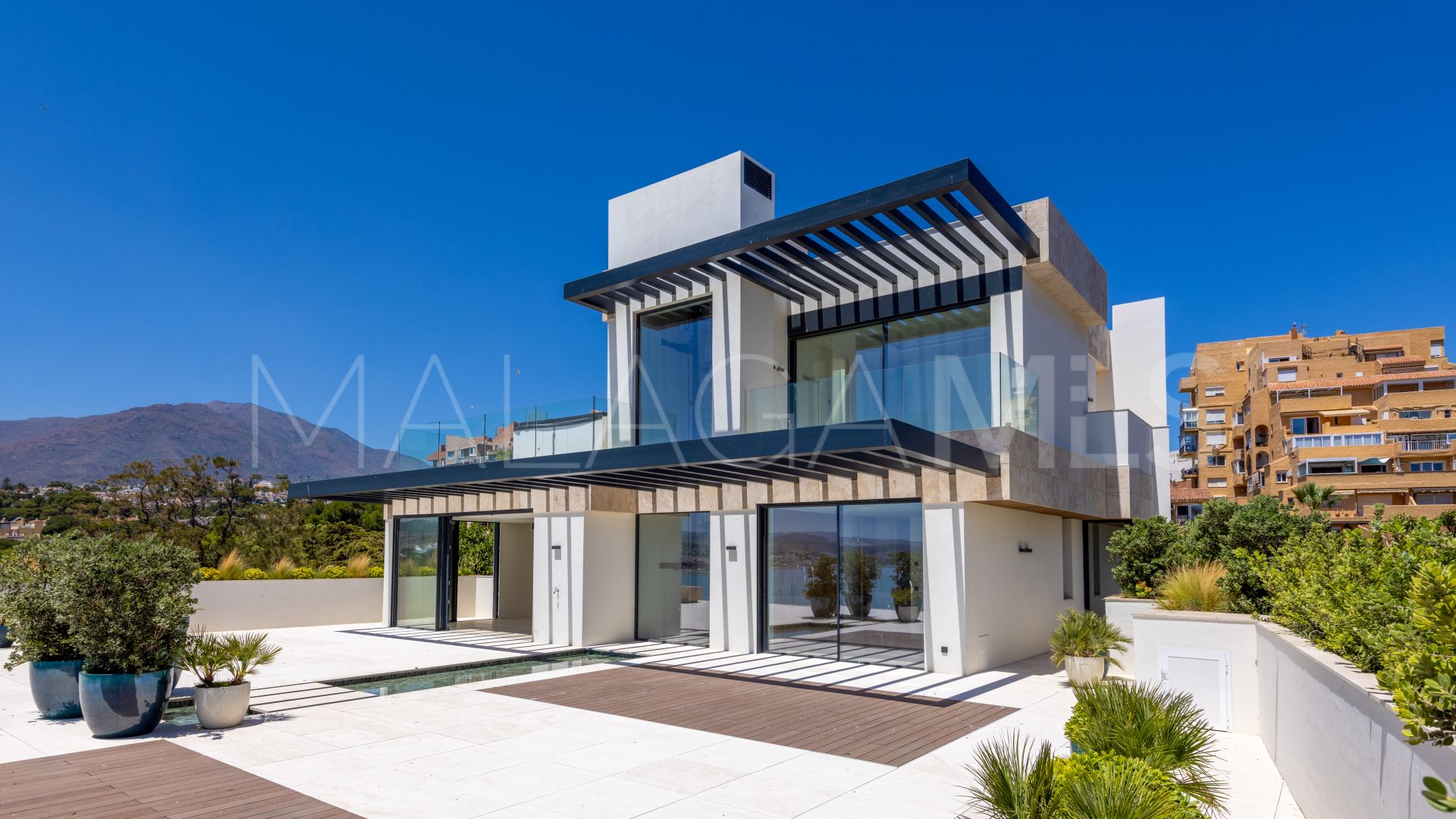 Ático for sale de 3 bedrooms in Estepona Puerto