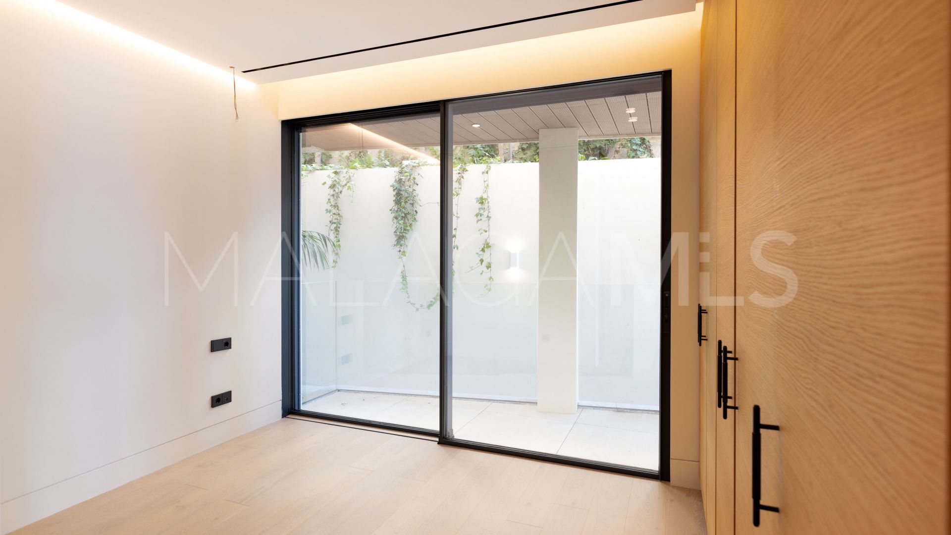 Lägenhet for sale in Estepona Puerto