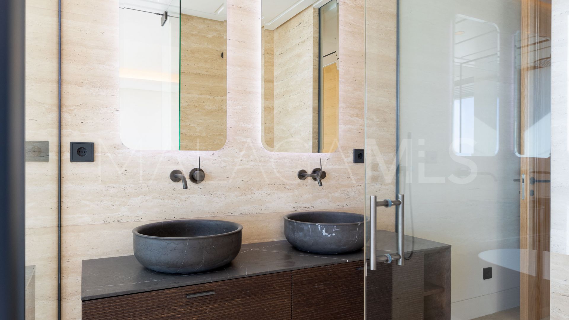 Lägenhet for sale in Estepona Puerto