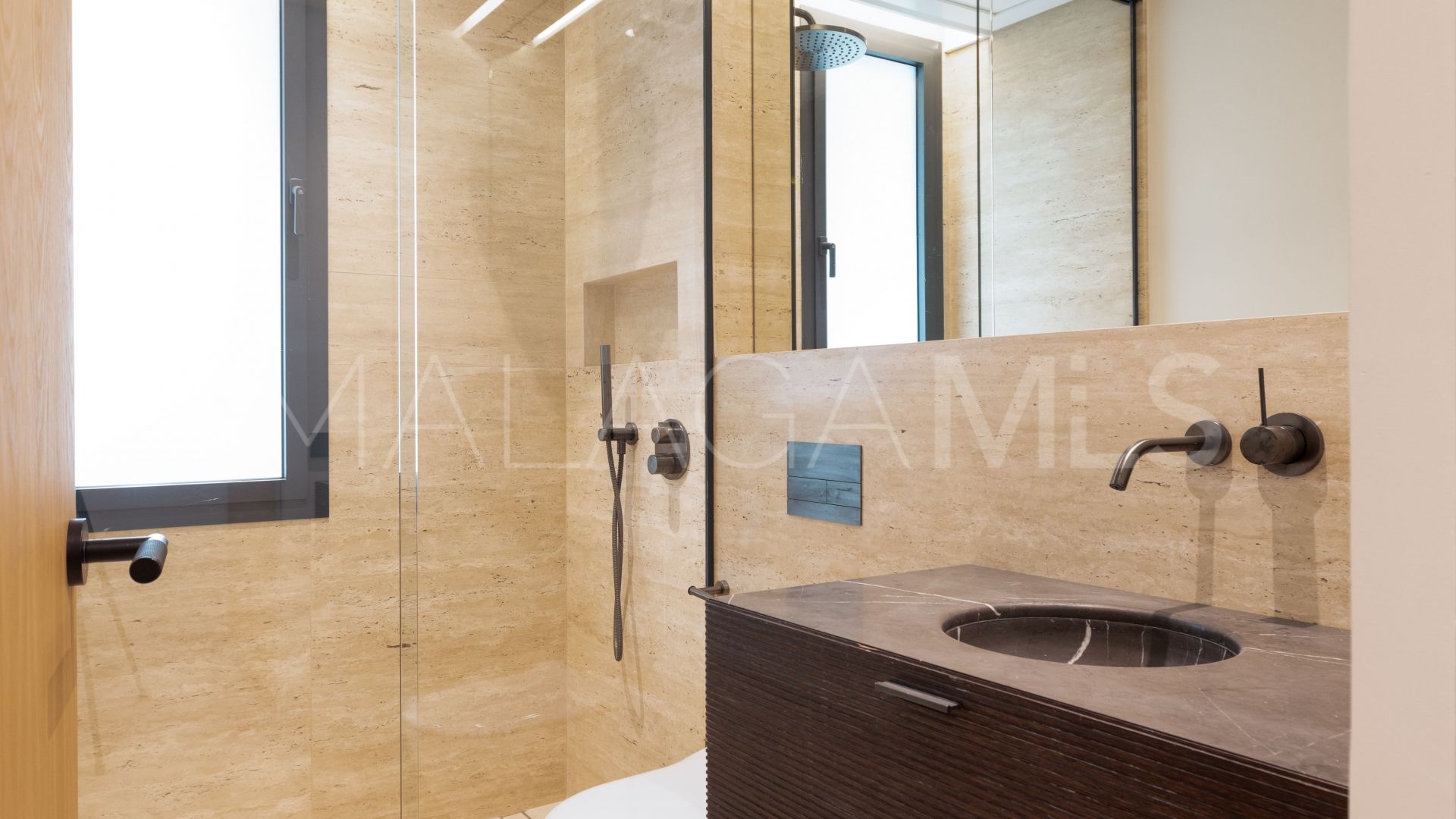 Lägenhet for sale in Estepona Puerto