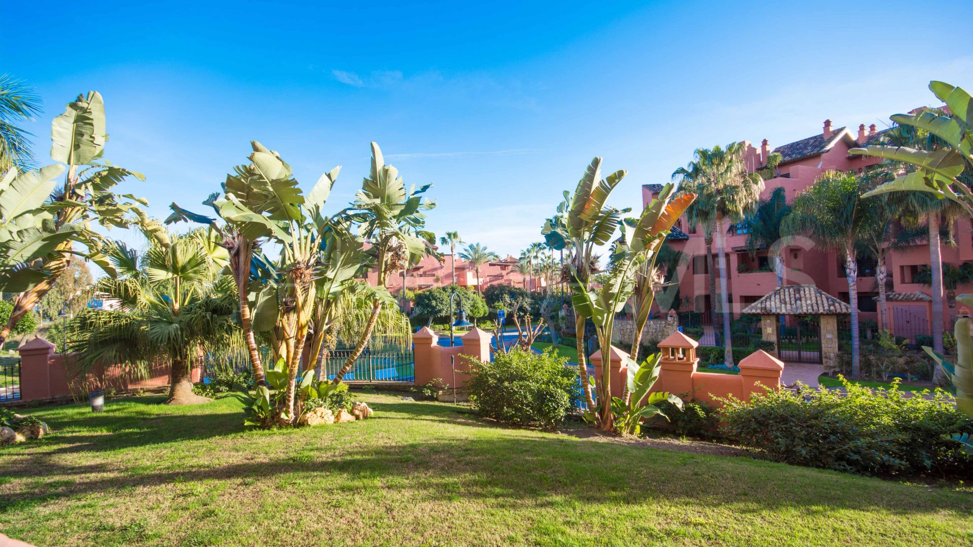 Ground floor apartment with 4 bedrooms for sale in Las Nayades