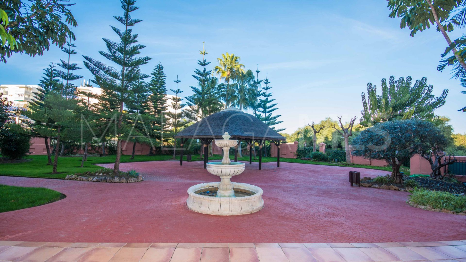 Ground floor apartment with 4 bedrooms for sale in Las Nayades