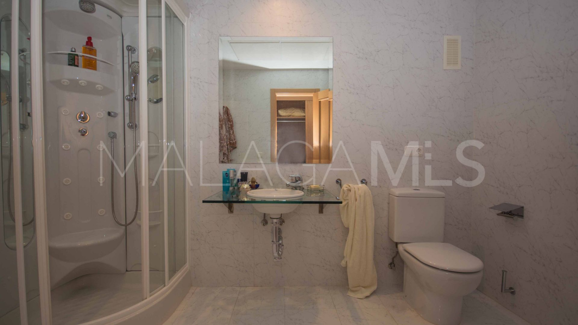 Ground floor apartment with 4 bedrooms for sale in Las Nayades