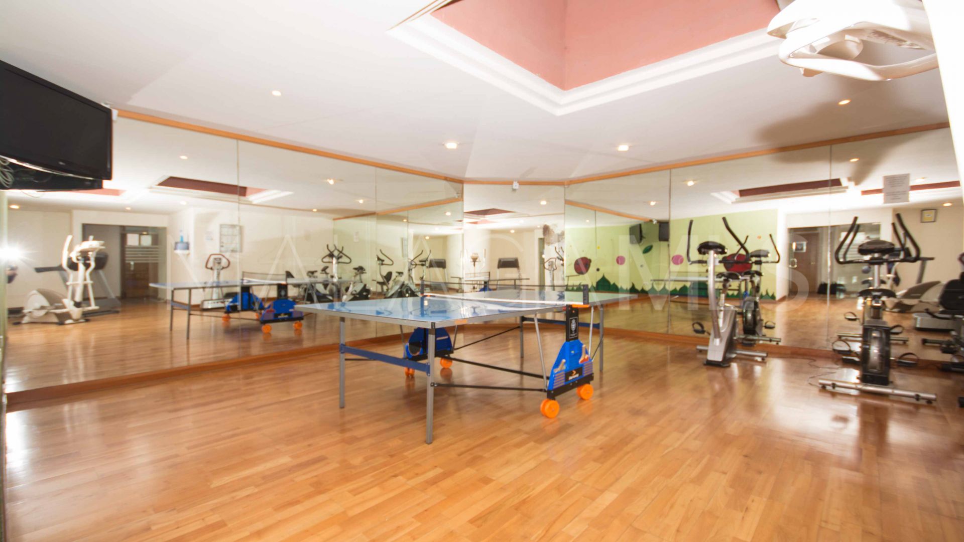 Ground floor apartment with 4 bedrooms for sale in Las Nayades