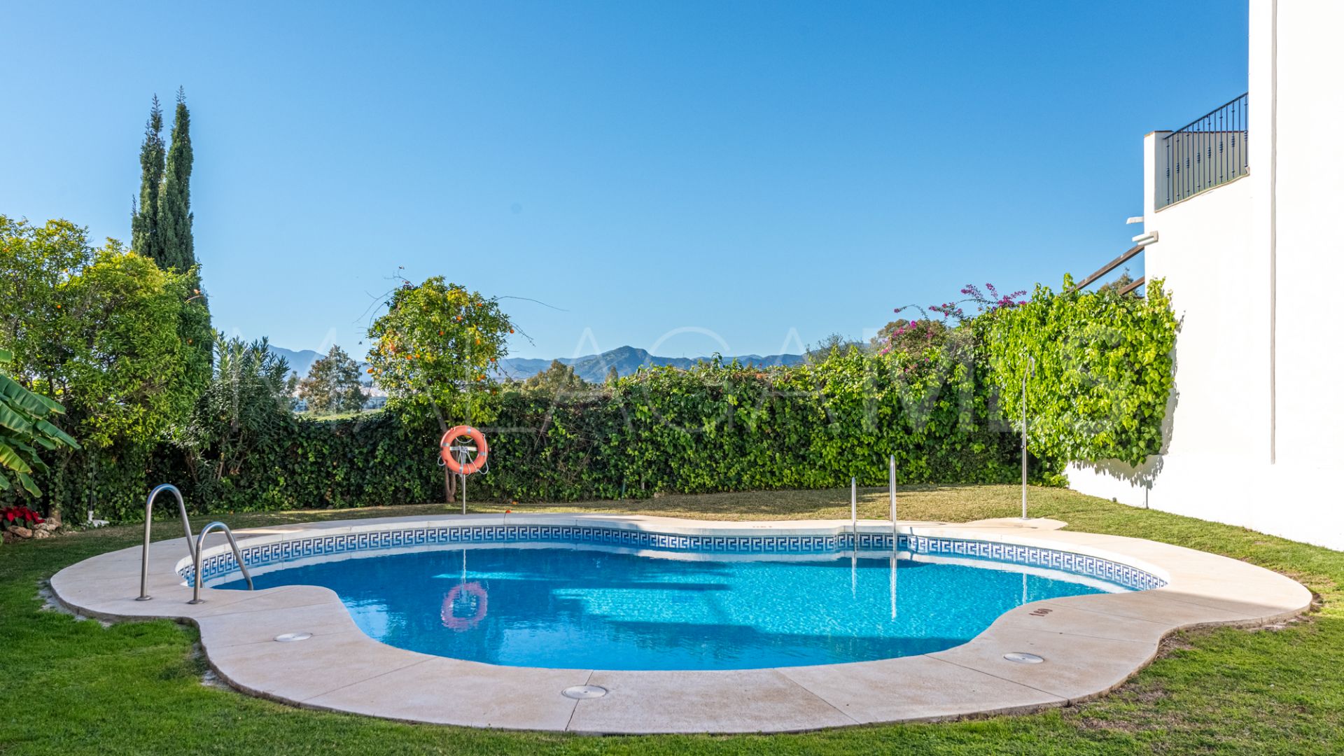 Buy town house in Nueva Andalucia