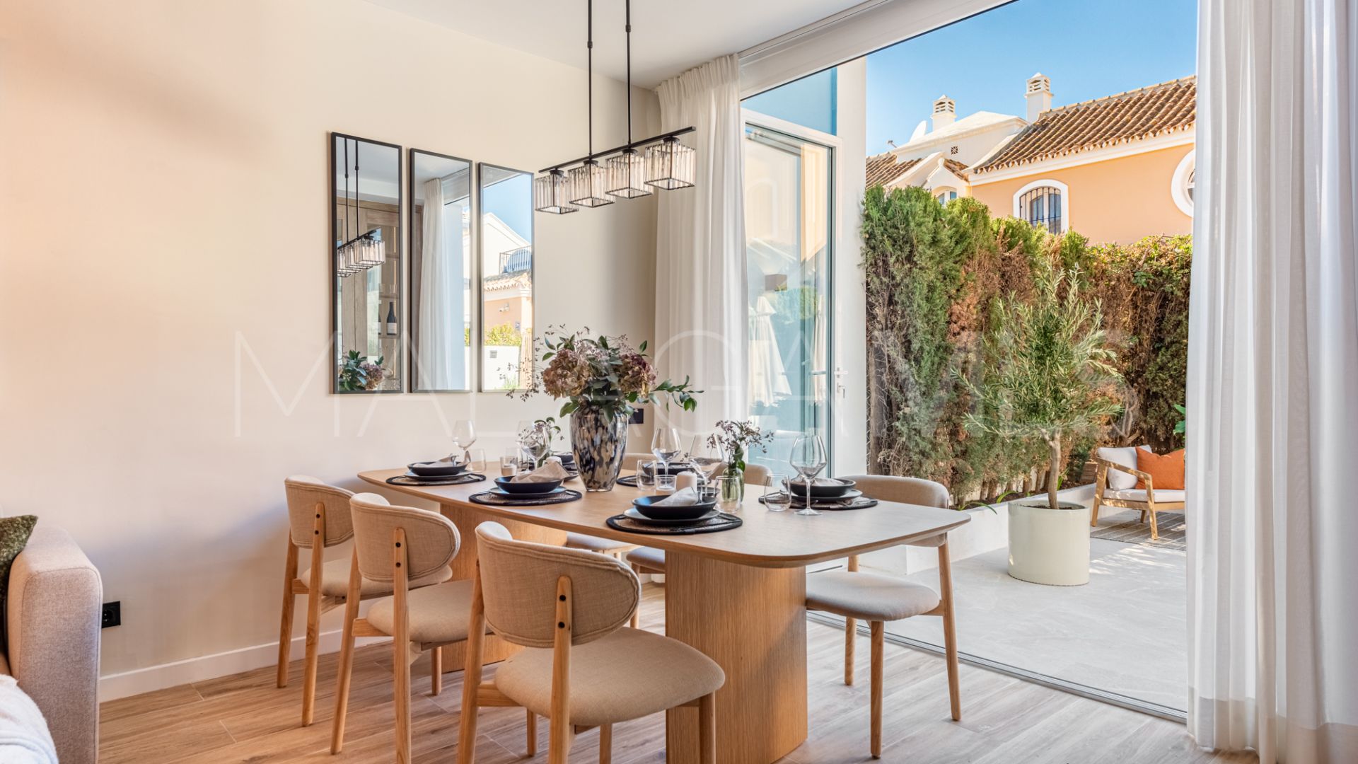 Buy town house in Nueva Andalucia