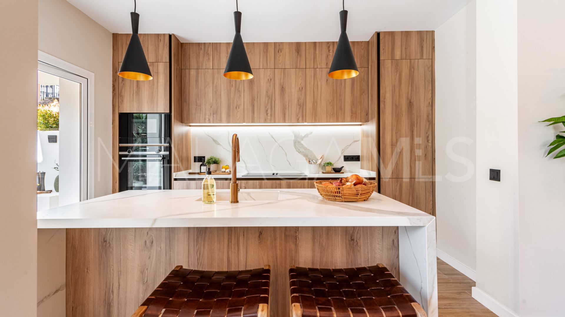 Buy town house in Nueva Andalucia