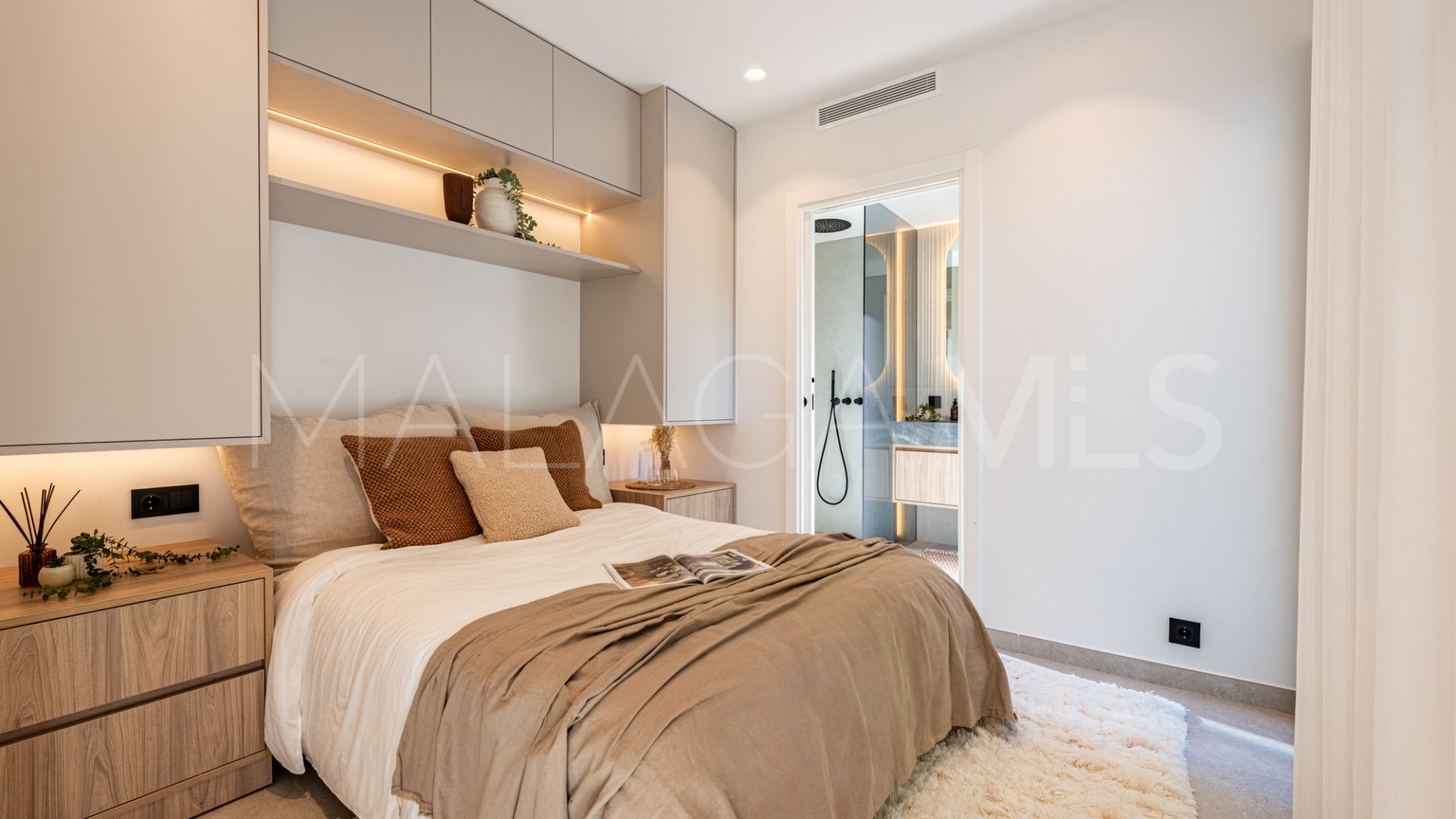 Buy villa in Nueva Andalucia with 4 bedrooms