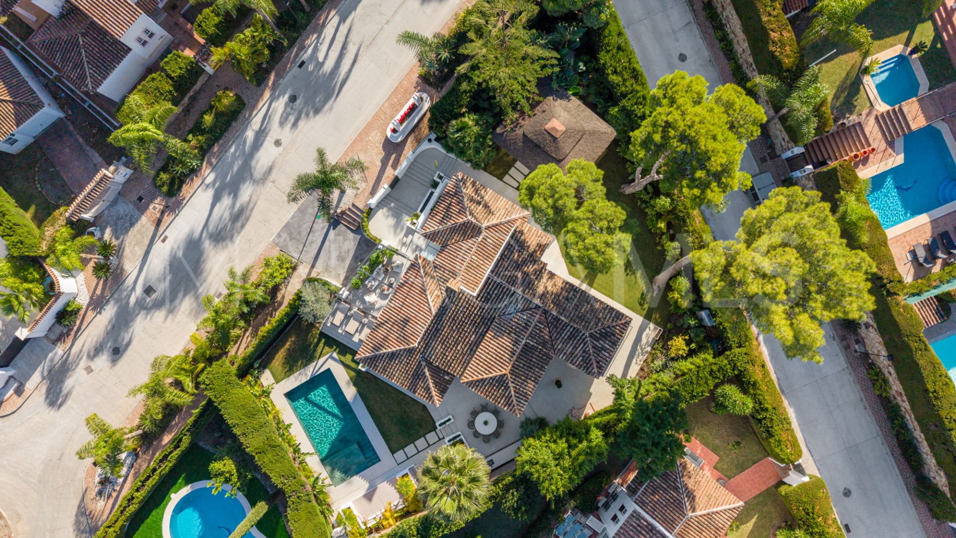 Buy villa in Nueva Andalucia with 4 bedrooms